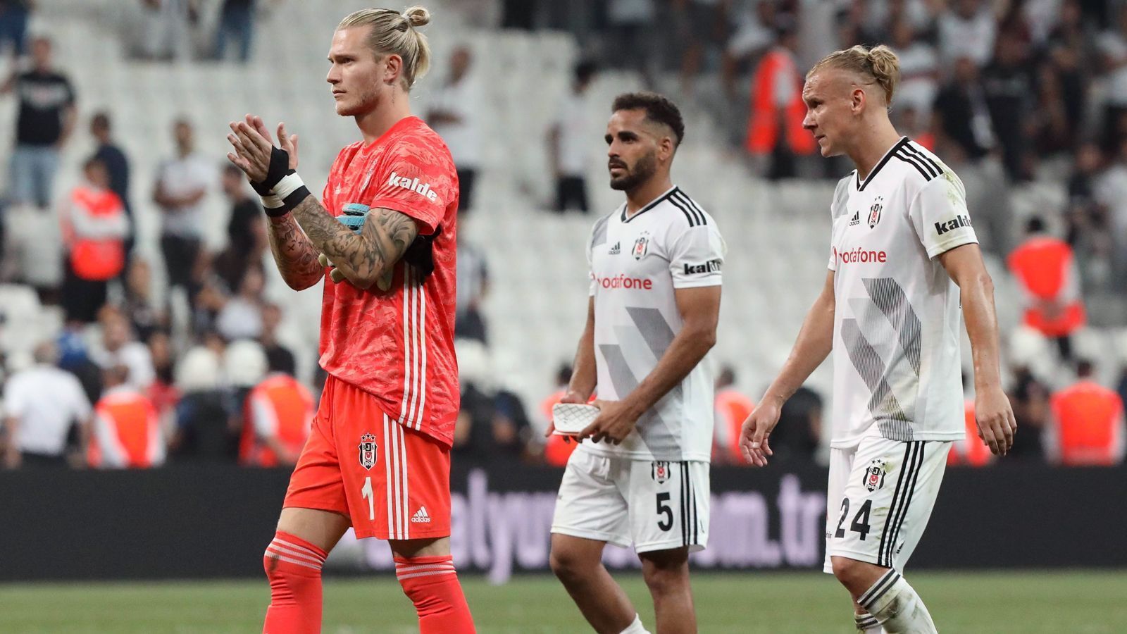 
                <strong>Besiktas Istanbul (Süper Lig/Türkei)</strong><br>
                Beim türkischen Topklub Besiktas Istanbul hat man nach dem dritten Platz in der Vorsaison wohl schon wieder vom großen Angriff auf die Süper-Lig-Spitze geträumt. Doch nur wenige Spiele nach dem Saisonstart kann man das Ziel fast schon wieder vergessen. Mit nur einem Sieg aus sechs Begegnungen liegt die Mannschaft um den deutschen Torhüter Loris Karius derzeit mit fünf Punkten auf einem Abstiegsplatz! Erst kürzlich ließ sich Besiktas bei Trabzonspor mit 1:4 abfertigen, nachdem es zuvor schon eine 2:4-Pleite in der Gruppenphase der Europa League gegen Slovan Bratislava gab. Dabei stand einmal mehr Karius negativ im Blickpunkt, der den ersten Gegentreffer durch einen kapitalen Klops verschuldete.
              