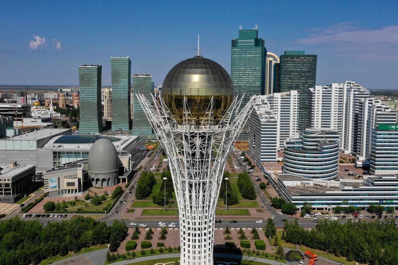 In Kasachstan wurde die Hauptstadt von Almaty in eine Kleinstadt Aqmola verlegt – und diese dann auch direkt in „Astana“ umbenannt. Zahlreiche Architekten aus aller Welt waren in den Neuaufbau der Stadt involviert. Inzwischen wurde diese in Nur Sultan City umbenannt.