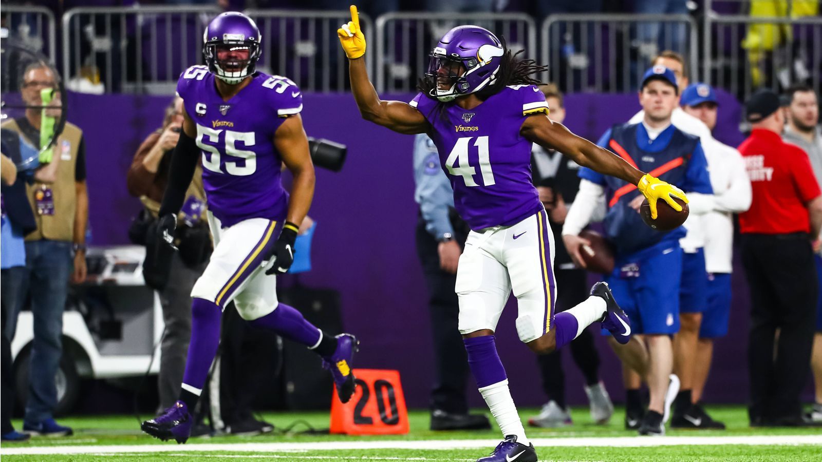 
                <strong>Minnesota Vikings (6-9 zum Zeitpunkt des Ausscheidens)</strong><br>
                Auch die Minnesota Vikings müssen die letzte Resthoffnung auf die Wild-Card-Runde begraben. Mit 33:52 kam das Team von Mike Zimmer bei den New Orleans Saints unter die Räder und kann nun noch höchstens auf sieben Saisonsiege kommen, was in der aktuellen Konstellation nicht mehr für die Playoff-Plätze reicht.
              