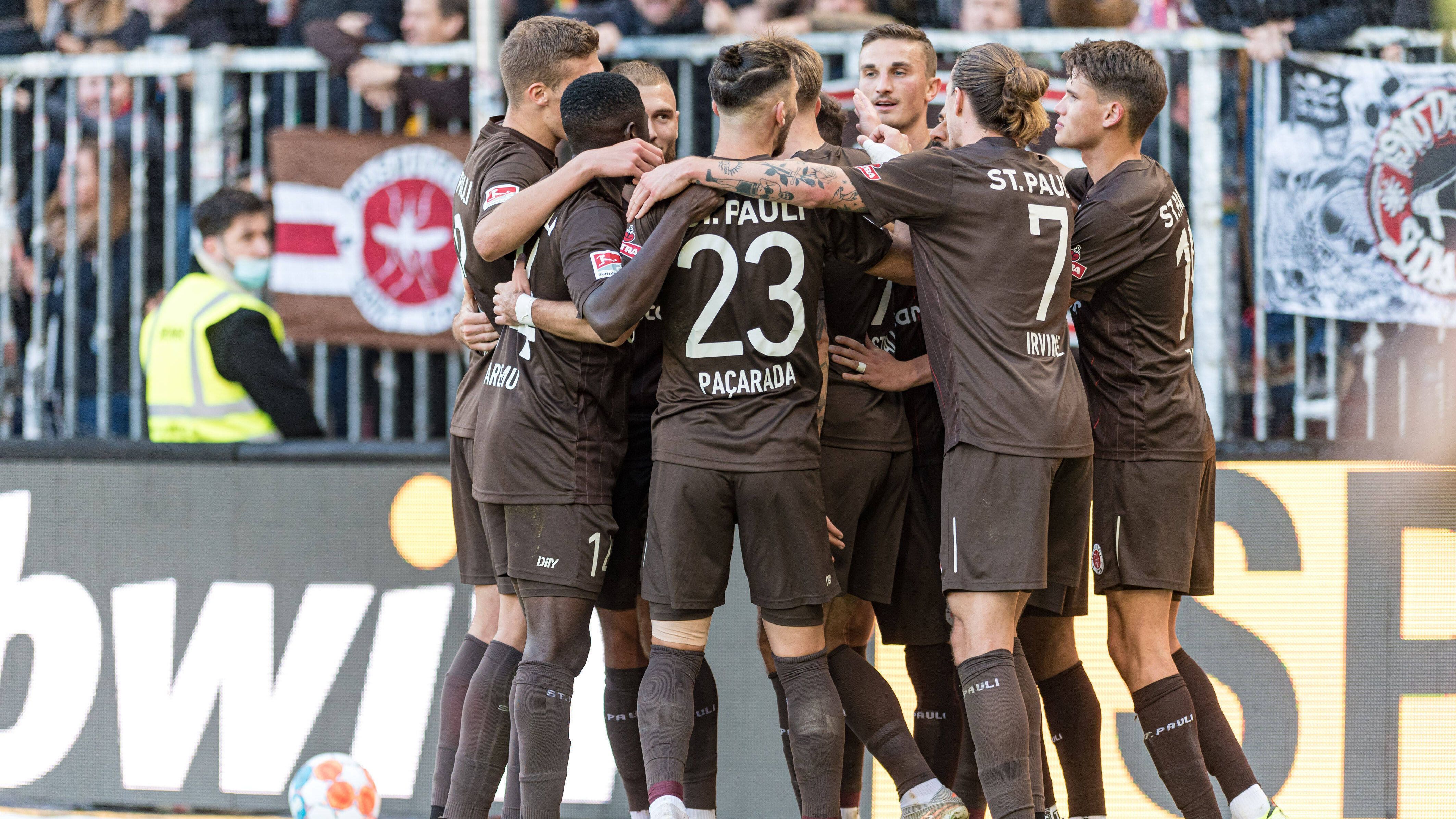 
                <strong>Top: St. Pauli und seine Festung Millerntor</strong><br>
                Die Überraschungsmannschaft der Liga: Natürlich musste man den FC St. Pauli irgendwie auf dem Zettel haben, doch dass die Kiez-Kicker eine so starke Hinrunde spielen, versetzt manch einen Zweitliga-Fan dann doch ins Staunen. Das Team von Trainer Timo Schultz überzeugt mit einer attraktiven und offensiven Spielweise und kann sich zudem auf seine Festung Millerntor verlassen. Alle acht Heimspiele gewann St. Pauli mit einem Torverhältnis von 24:5. Aber Achtung: auch im Vorjahr hatte der damalige Spitzenreiter, der Hamburger SV, zur Winterpause 36 Zähler auf dem Konto. Der HSV stieg damals aber nicht auf. Es bleibt also noch ein weiter Weg. 
              