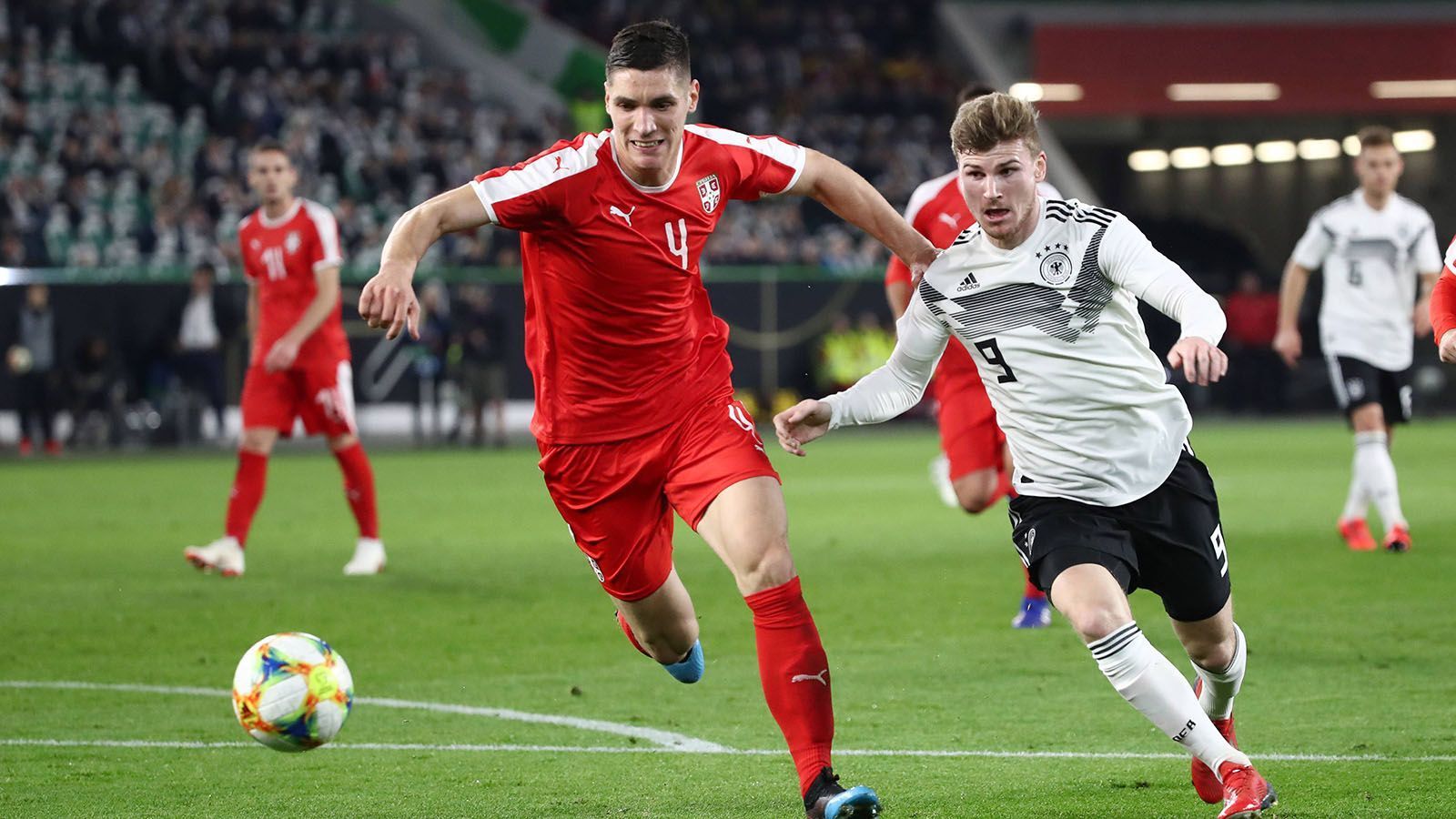 
                <strong>Timo Werner </strong><br>
                Der Stürmer von RB Leipzig hatte zwei 100-prozentige Torchancen, vergab allerdings beide. Ansonsten ließ er sich oft tief fallen, nahm dabei allerdings nur wenig Einfluss auf das Spiel. ran-Note: 5
              