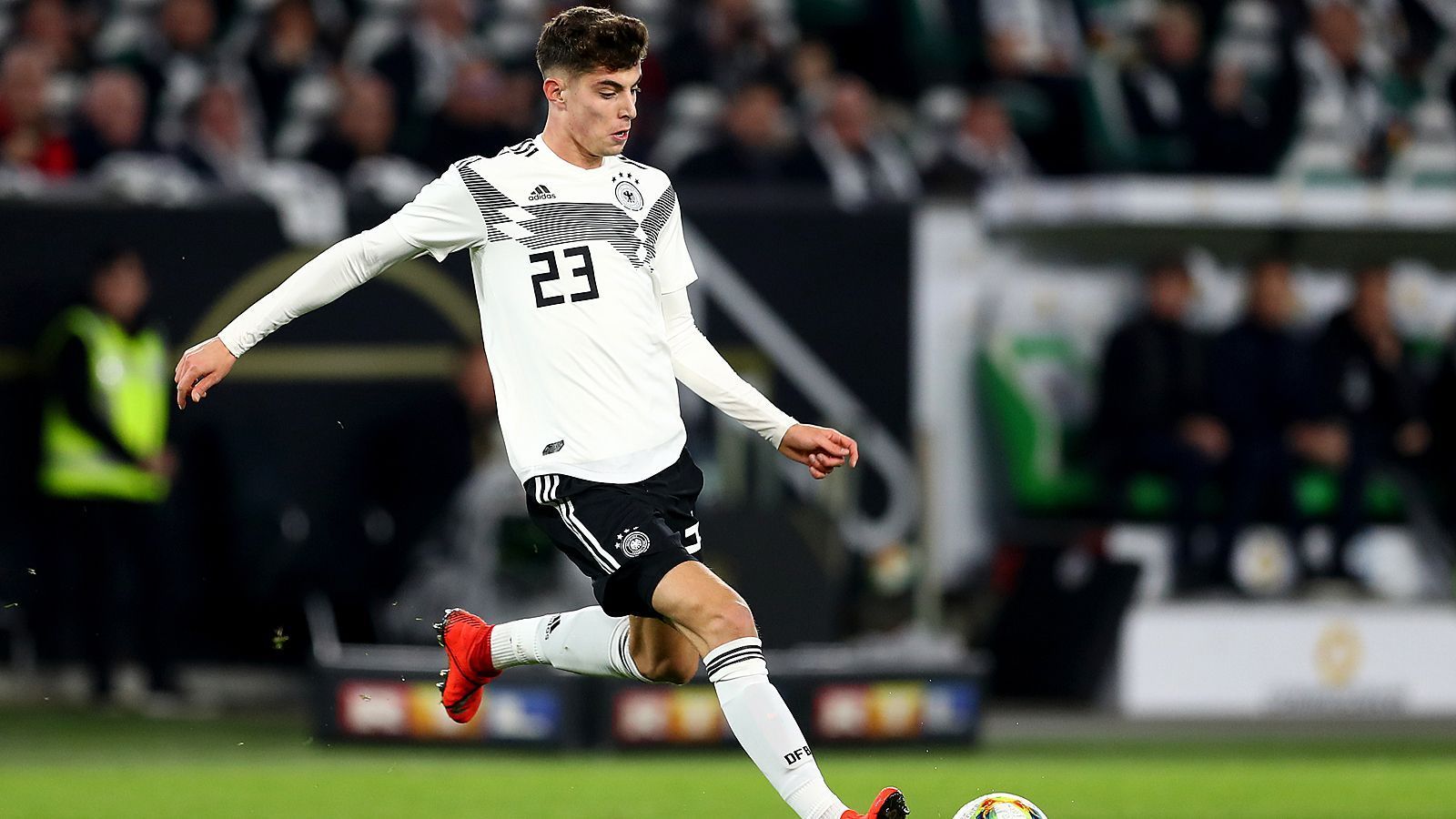 
                <strong>Mittelfeld: Kai Havertz</strong><br>
                Der 20-Jährige gilt als eines der größten Mittelfeldtalente in Europa. Die Bedenken des Bundestrainers, den Leverkusener in die Startaufstellung zu nehmen, dürften demnach nicht sehr groß sein. 
              