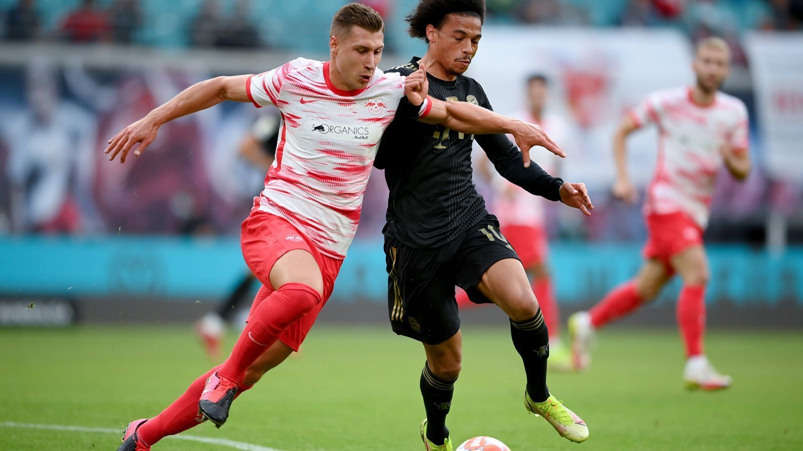 
                <strong>Willi Orban (RB Leipzig)</strong><br>
                Wenig zu sehen, dafür stark in den Zweikämpfen. Rettet in der 38. Minute gegen Goretzka. Taucht sogar im Strafraum der Bayern auf. Beim 0:2 noch im Tiefschlaf, rückt nicht rüber. Beim 0:3 alleingelassen von seinen Mitspielern. Deckt immerhin Lewandowski ab. Sieht bei Bayerns Konter selten gut aus. ran-Note: 4
              