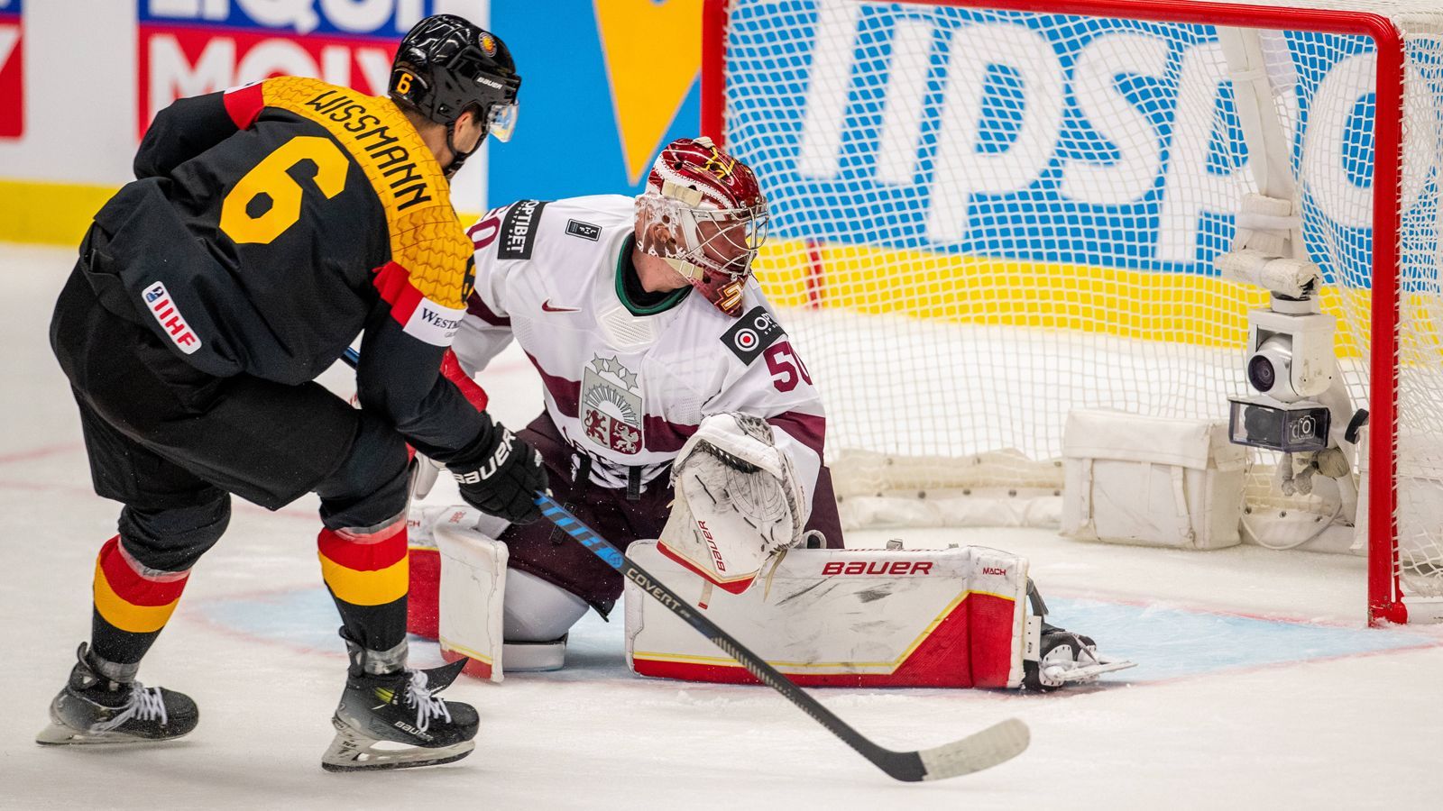 <strong>Geheimer Held des Spiels</strong><br>Auch wenn NHL-Star Moritz Seider natürlich nicht eins zu eins zu ersetzen ist, schlüpft Kai Wissmann immer mehr in dessen Rolle auf dem Eis. Der Berliner erzielt nicht nur das wichtige 2:0, sondern steht auch hinten extrem stabil. Auch wenn es mal hektisch wird, behält der Hüne kühlen Kopf. Bisher einer der besten deutschen im Turnier!