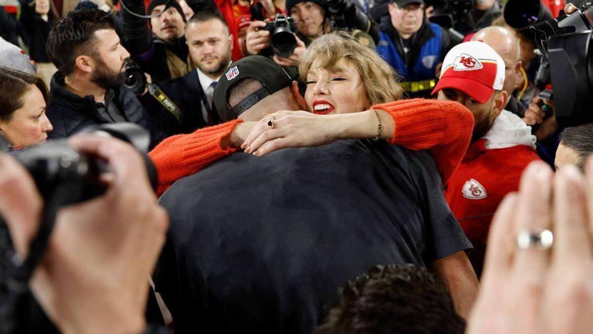 Süßer Moment inmitten der Massen: Nach dem Sieg gegen die Baltimore Ravens fallen sich Taylor Swift und Travis Kelce um den Hals.