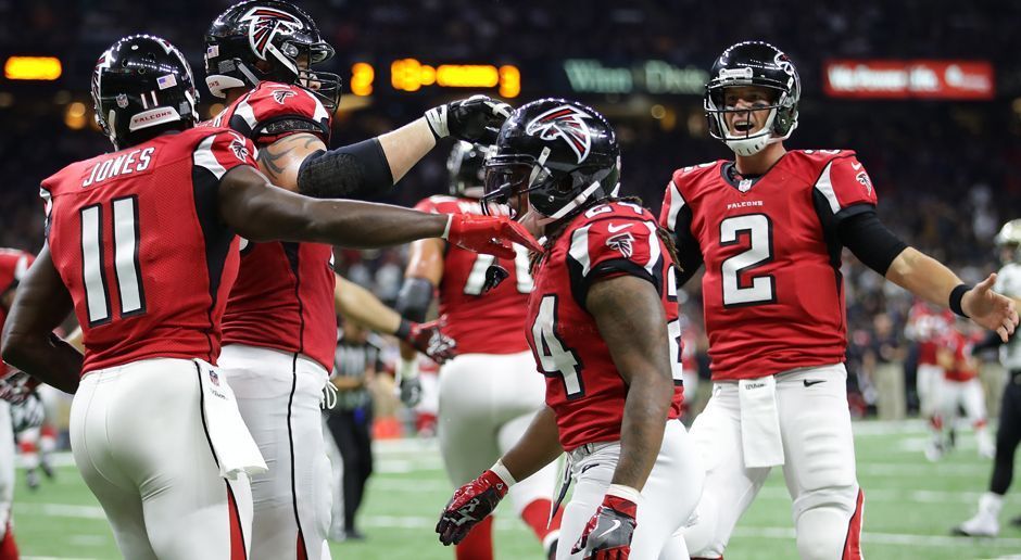 
                <strong>Platz 8: Atlanta Falcons</strong><br>
                Platz 8 - Atlanta Falcons: Zwei Siege in drei Spielen waren vor der Saison nicht zwingend von den Falcons zu erwarten. Doch vor allem die überragende Offensive macht Atlanta derzeit zu einem Leckerbissen für Football-Fans. Kein Team hat mehr Punkte erspielt (104). Das Running-Back-Duo Devonta Freeman und Tevin Coleman wischt mit den Gegnern den Boden auf, Quarterback Matt Ryan glänzt mit bislang sieben Touchdown-Pässen bei nur einer Interception. Gegen die Carolina Panthers soll nun der erste Heimsieg der Saison her.
              