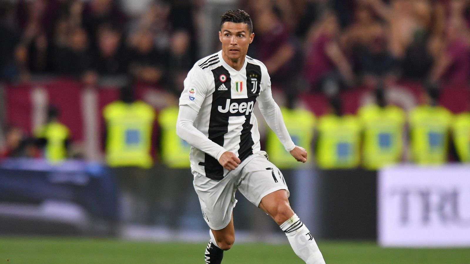 
                <strong>3. Cristiano Ronaldo (Juventus Turin)</strong><br>
                Fünfmal hat CR7 den Ballon d'Or schon gewonnen. Auch in dieser Saison gehört er zu den Favoriten. Ronaldo führte Juventus Turin souverän zum Meistertitel und die portugiesische Nationalmannschaft zum Gewinn der Nations League. Noch deutlicher wird sein Wert mit Blick auf seinen alten Arbeitgeber: Real Madrid erlebte im ersten Jahr ohne Ronaldo ein völliges Desaster in allen Wettbewerben. Wettquote: 12/1 (13,0)
              