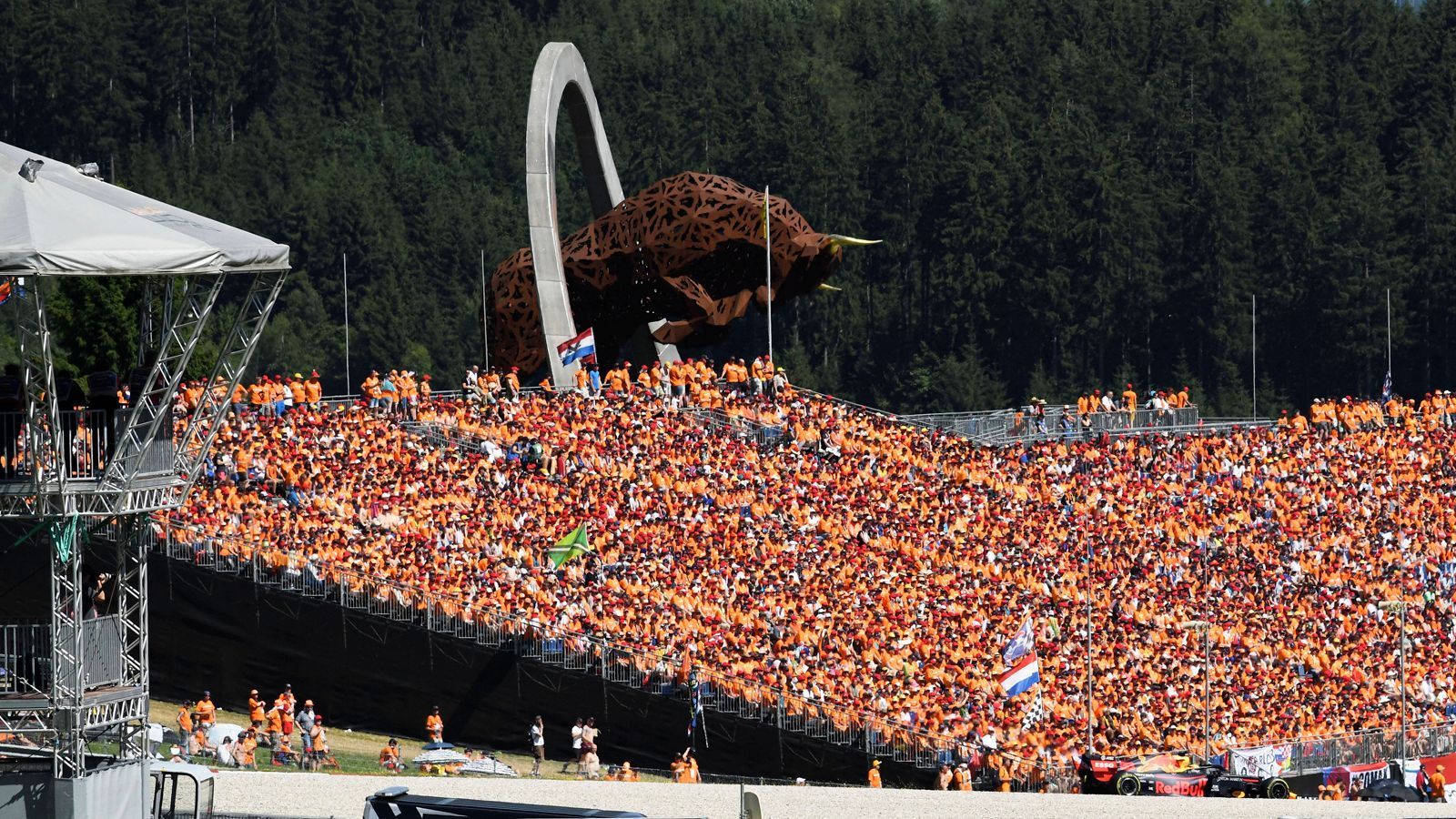 
                <strong>Ganz anders</strong><br>
                "Ohne Fans wird es natürlich ganz anders sein", sagte Max Verstappen bei "Sky". Vor allem der Red-Bull-Pilot wird es merken, Spielberg war 2019 komplett orange gefärbt. Seine Fans sind besonders enthusiastisch und auch reiselustig. "Was im Rennen letztes Jahr passiert ist, war unglaublich. Das motiviert extrem. Ein Rennen komplett ohne Fans, wird für alle das erste Mal."
              