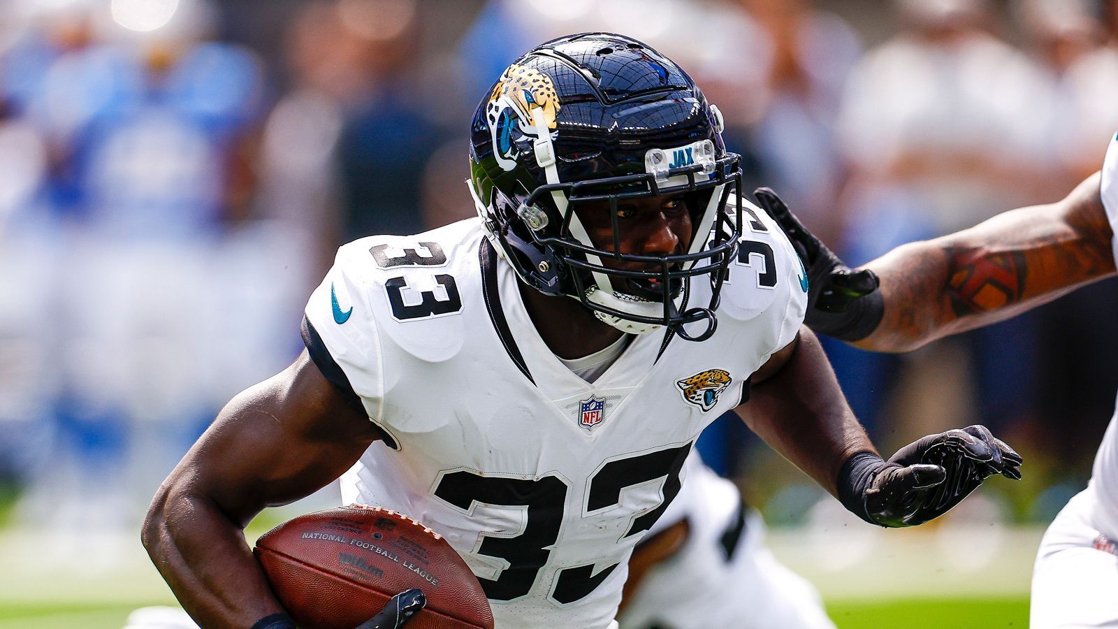 
                <strong>Platz 2: Devin Lloyd</strong><br>
                Team: Jacksonville JaguarsPosition: LinebackerDraft: 27. Stellebesondere Statistik: 49 Tackles, 2 Interceptions, 1 Forced Fumble, 6 Defended PassesWow. Lloyd hat bis auf acht (!!) Snaps immer auf dem Feld gestanden. Er IST die Jaguars-Defense. Gefühlt verbessert er mit seinem Spiel seine Nebenleute und ist unverzichtbar geworden - als Rookie. Der Linebacker mimt das Herz der Truppe und kommt im Schnitt auf knapp 10 Tackles pro Spiel. Bei seinem Debüt führte er das Team mit 11 Tackles sogar an. Der einzige NFL-Spieler mit 40+ Tackles und zwei Interceptions. Lloyd kam um zu bleiben.
              