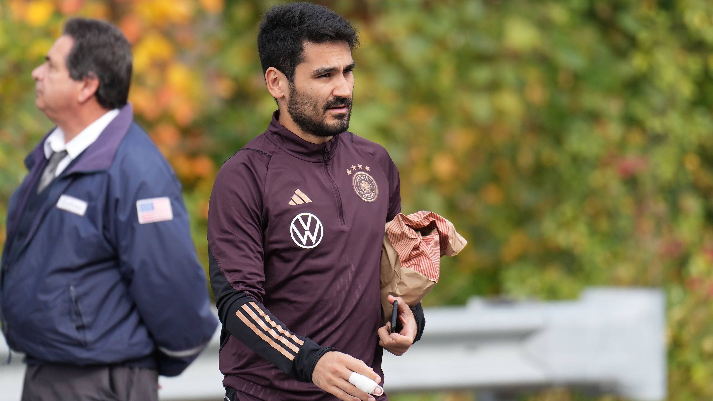 <strong>Zentrales defensives Mittelfeld: Ilkay Gündogan</strong><br>Die Kapitänsbinde hat er trotz des Trainerwechsels behalten, daher wird der Star vom FC Barcelona mit hoher Wahrscheinlichkeit auch im Mittelfeld-Zentrum gesetzt sein. Ilkay Gündogans Spielverständnis und seine Stärke im Kurzpassspiel bringen Ordnung in den deutschen Aufbau. Da hat der 32-Jährige vielen anderen im Team etwas voraus.