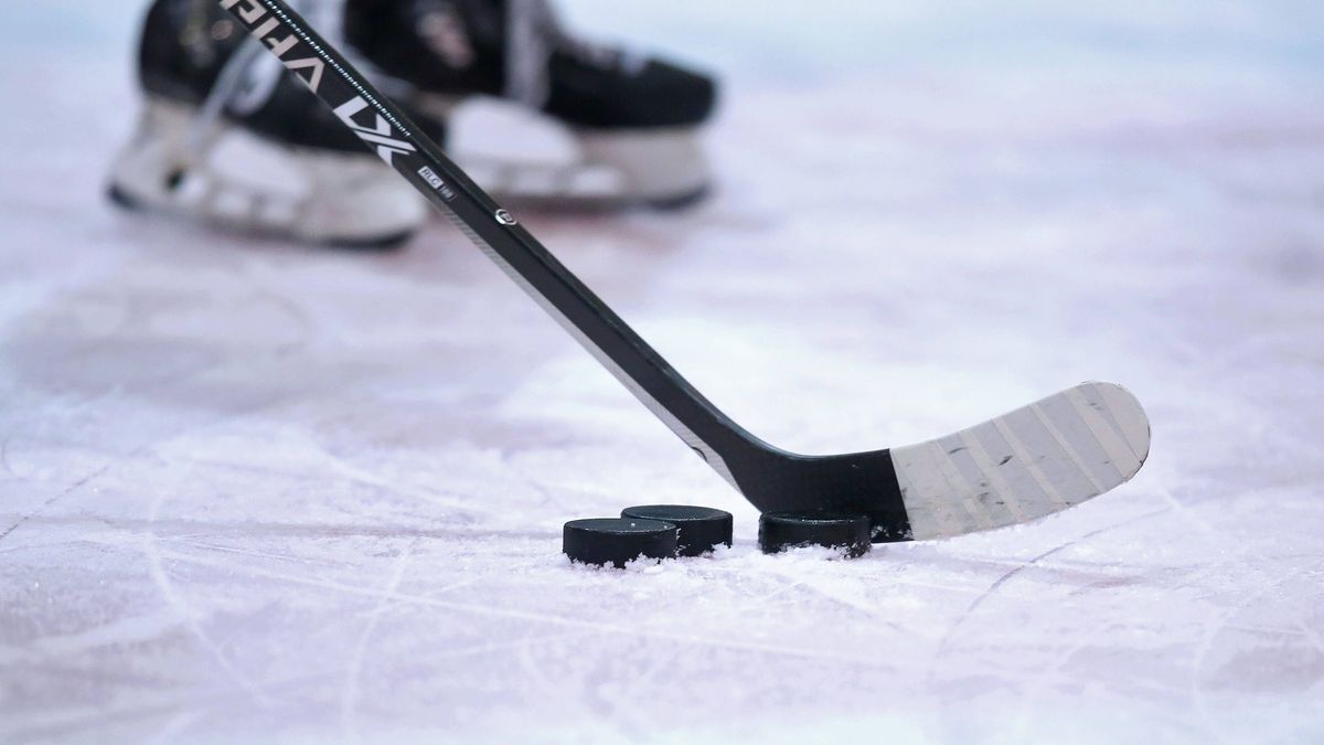 Iserlohn, 24.02.2023, Eishockey, Symbolfoto Eishockeyschläger Eishockeyspiel Puck Eis Eisfläche Schläger NRW Deutschland *** Iserlohn, 24 02 2023, ice hockey, symbol photo ice hockey stick ice hock...
