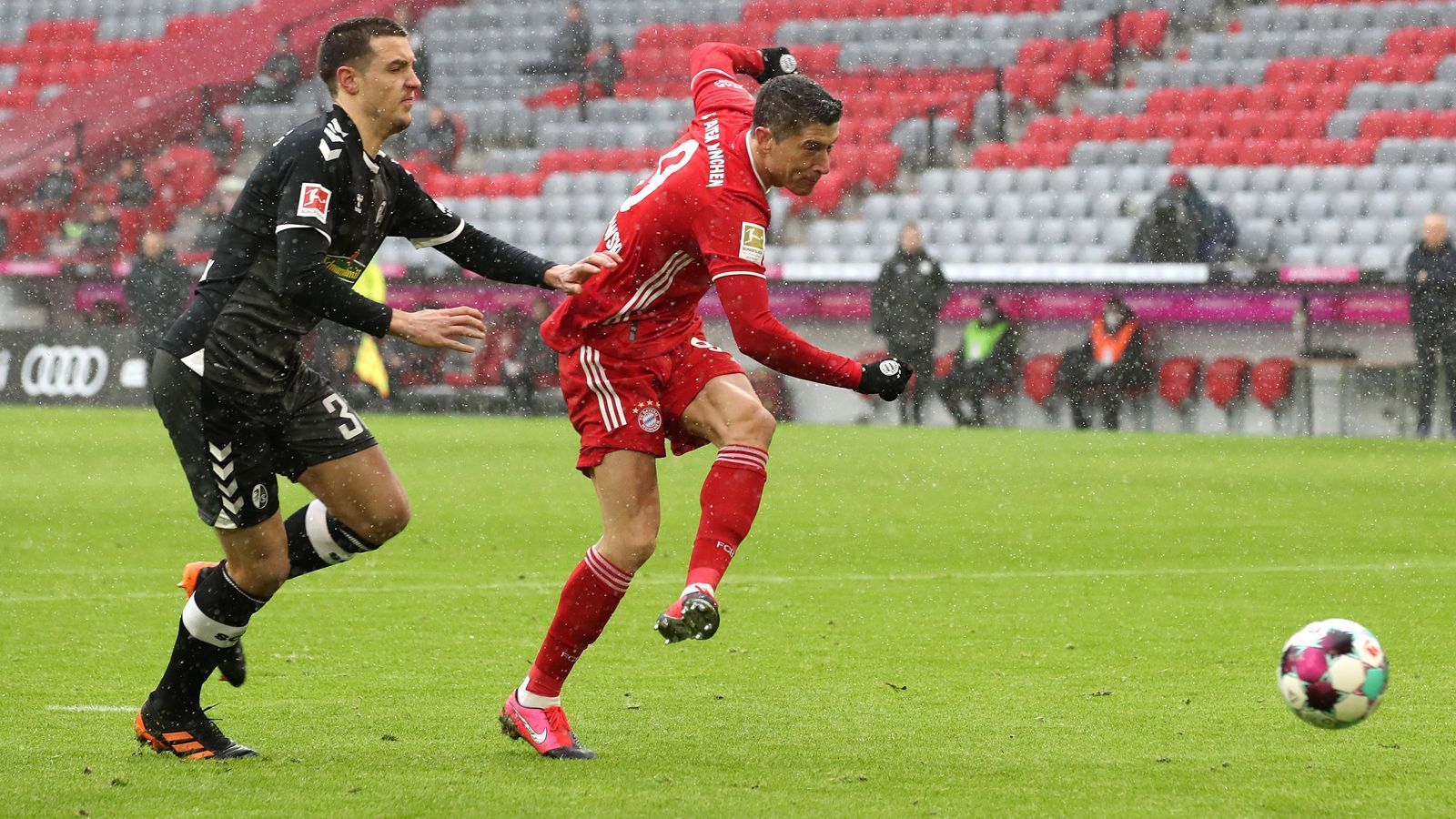 
                <strong>Robert Lewandowski</strong><br>
                Trifft in der 21. Minute mit der ersten Chancen eiskalt zum 1:0. Hat in der 59. Minute die große Chance auf sein 22. Saisontor, sein Schuss wird jedoch noch an die Latte gelenkt. Außerhalb seiner Möglichkeiten vor dem Tor kaum ins Spiel eingebunden, in echter Weltfußballer-Art dann auf einmal da. ran.de-Note: 2
              