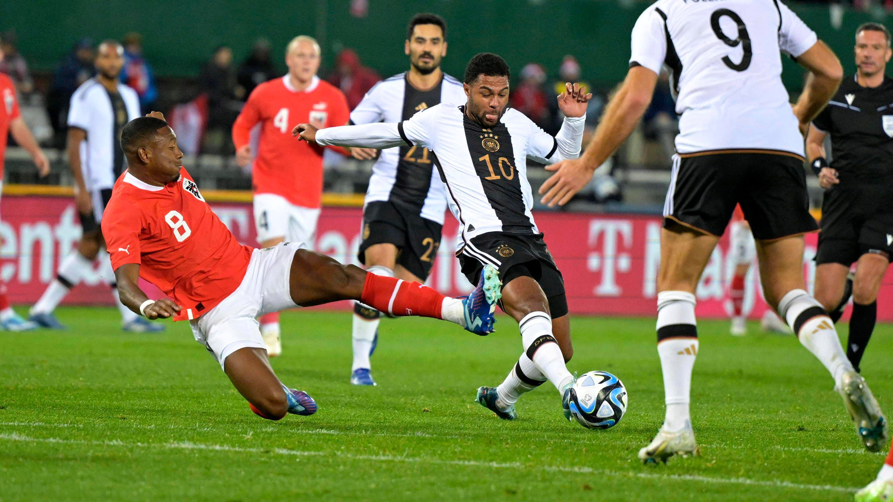 <strong>Serge Gnabry</strong><br>Weitestgehend unsichtbar, ohne Bindung zum kaum vorhandenen Offensivspiel der DFB-Elf. Sein einziger Abschluss in einer schwachen ersten Halbzeit geht weit am Tor vorbei (41.). Wie auch im Verein (noch) nicht in der Form, um ein Spiel eigenhändig zu drehen. Als Sane schon duscht, wird sein Vereinskollege immerhin etwas aktiver <strong><em>ran</em></strong><strong>-Note: 4</strong>