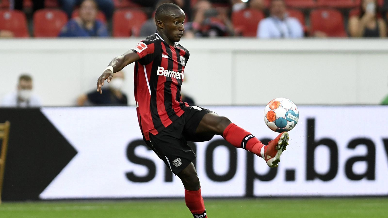 
                <strong>Gewinner: Moussa Diaby</strong><br>
                Beinahe Szoboszlai die Show gestohlen hat Moussa Diaby. Der Flügelstürmer von Bayer 04 Leverkusen dribbelte seinen Gegenspielern Joe Scally und Ramy Bensebaini, ein ums andere Mal Knoten in die Beine. Das 2:0 durch Patrick Schick bereitete der Franzose vor, das 3:0 besorgte er höchstselbst. Nach seinem Treffer gegen Union Berlin in der vergangenen Woche haben nur Erling Haaland (fünf) und Andrej Kramaric (vier) ligaweit mehr Scorerpunkte als Diaby, bei dem der Knoten nach Leon Baileys Abgang nun endlich geplatzt sein könnte.
              