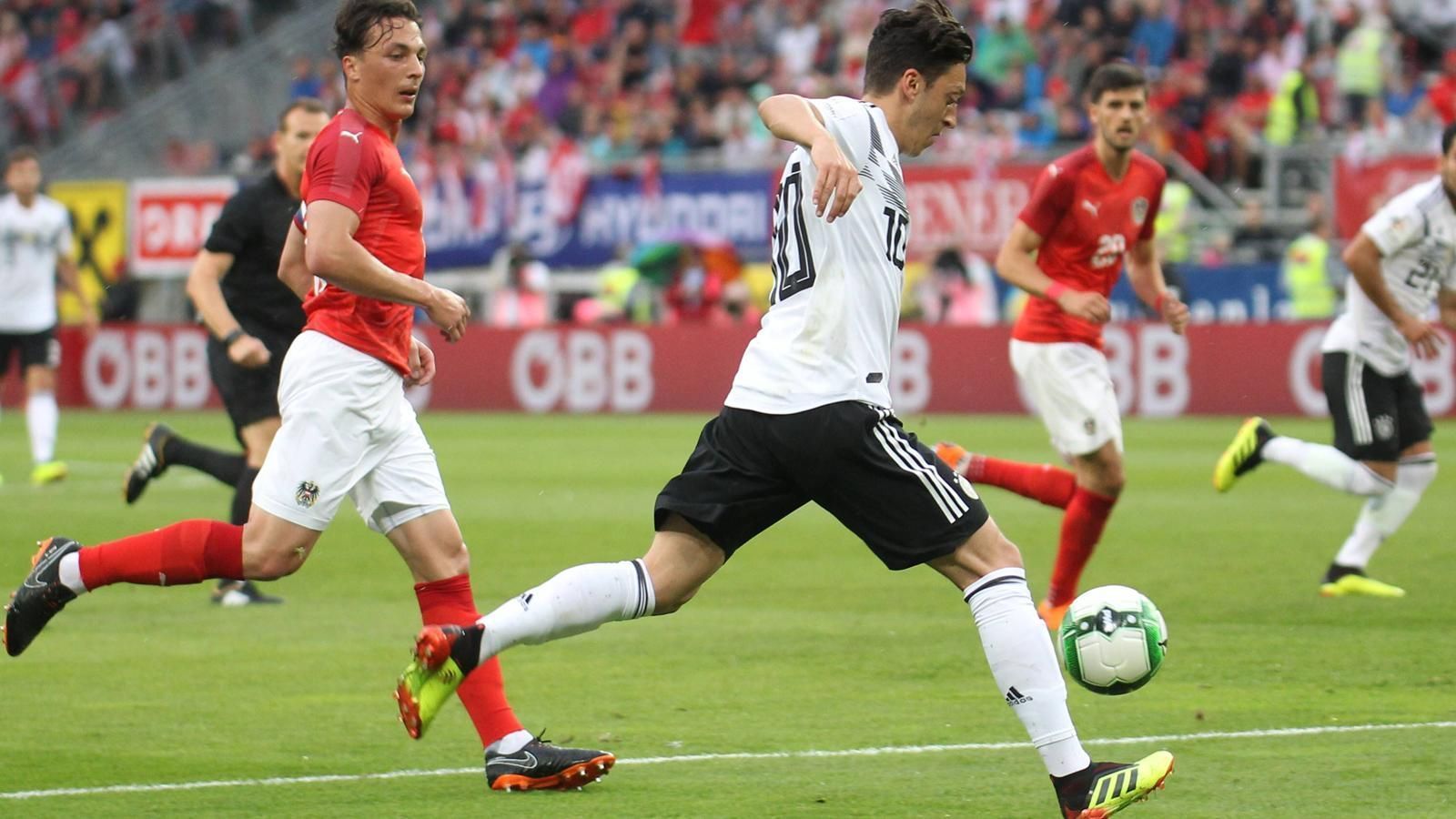 
                <strong>2. Juni: Länderspiel gegen Österreich</strong><br>
                Beim Länderspiel in Klagenfurt gegen Österreich (1:2) sorgt Özil für die Führung, allerdings werden beide Spieler ausgepfiffen. Thomas Müller verteidigt das Duo, beide seien "wichtiger Teil unseres Teams. Für uns ist das Thema abgehakt".
              