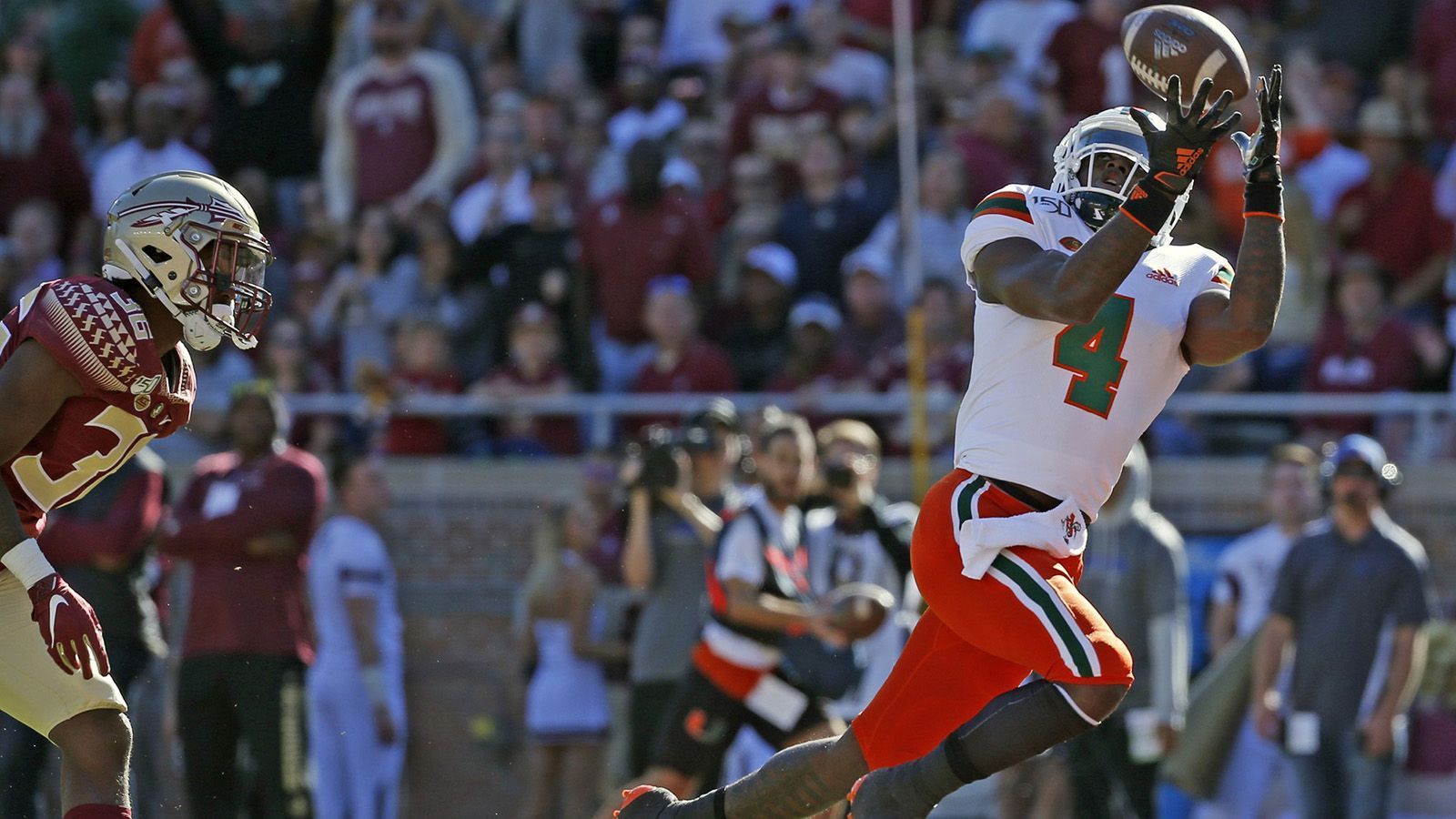 
                <strong>Jeff Thomas (Miami Hurricanes)</strong><br>
                Dem Wide Receiver der Miami Hurricanes gelangen in dieser Spielzeit 379 Receiving Yards und drei Touchdowns.
              