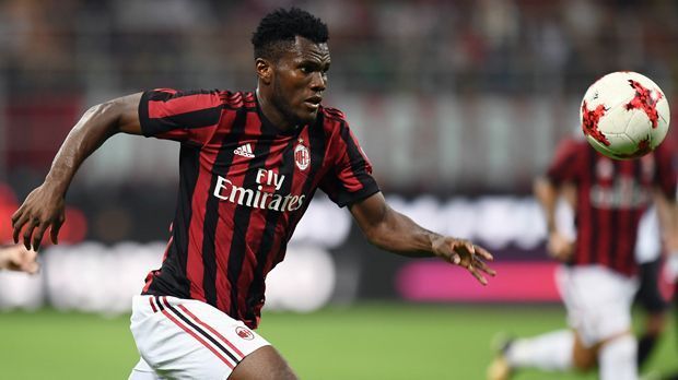 
                <strong>Franck Kessie (AC Milan)</strong><br>
                Ganze sechs Minuten hat es gedauert, dann hat der erste Debütant beim runderneuerten AC Milan getroffen. Der Glückliche war der Ivorer Franck Kessie. Der Neuzugang aus Bergamo erzielte in der sechsten Minute per Elfmeter die 1:0-Führung im Auswärtsspiel bei Crotone. Der 20 Jahre alte Mittelfeldspieler ist zunächst zwei Jahre von Atalanta an Milan ausgeliehen, anschließend wird eine Kaufpflicht wirksam.
              