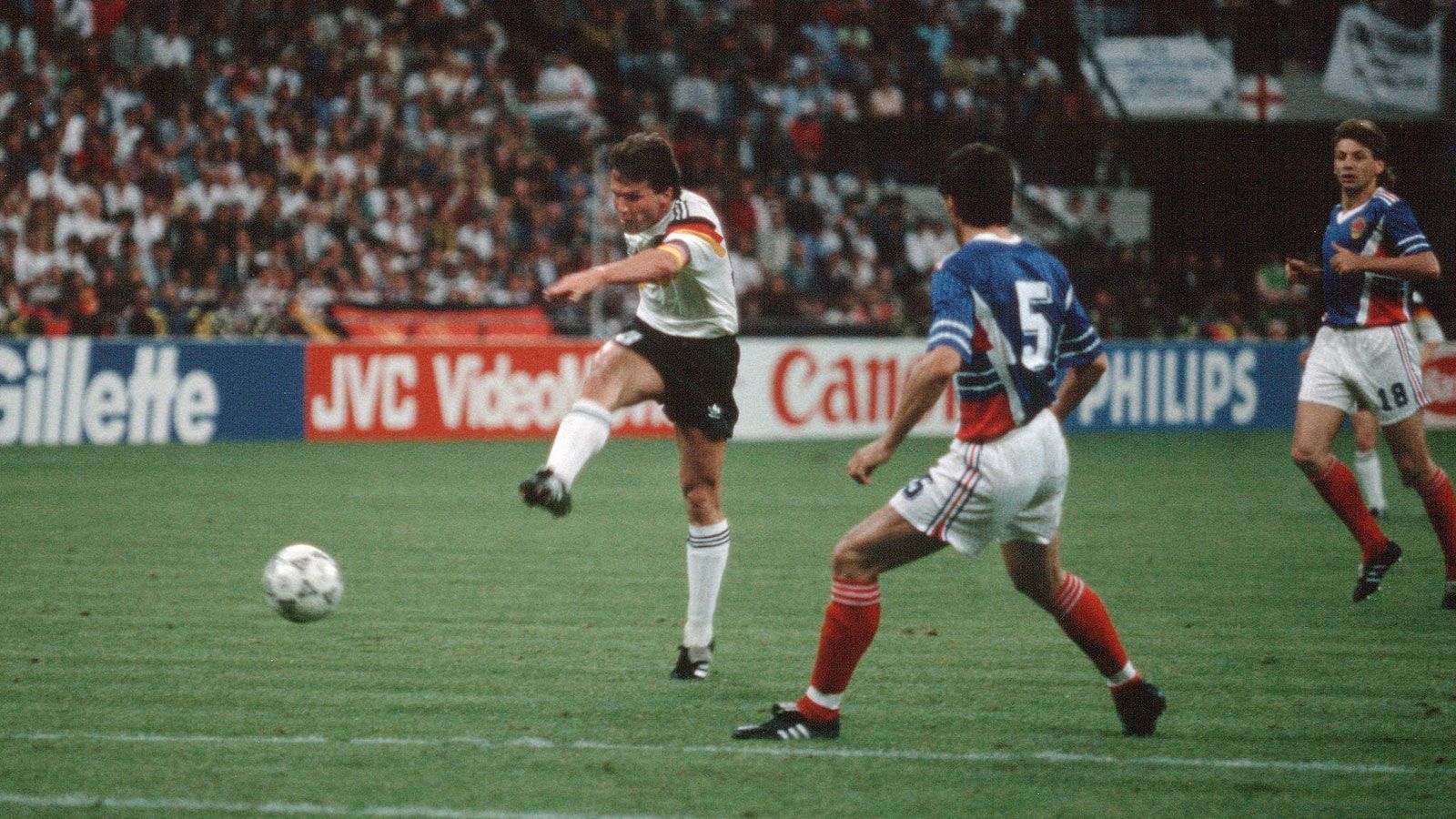 
                <strong>WM 1990: Deutschland - Jugoslawien</strong><br>
                In der 64. Minute hatte dann Lothar Matthäus seinen bemerkenswerten Auftritt. Weit in der eigenen Hälfte bekam er den Ball, nahm mächtig Tempo auf, ließ einen Gegenspieler aussteigen und hämmerte schließlich den Ball aus etwa 20 Meter in die Maschen.
              