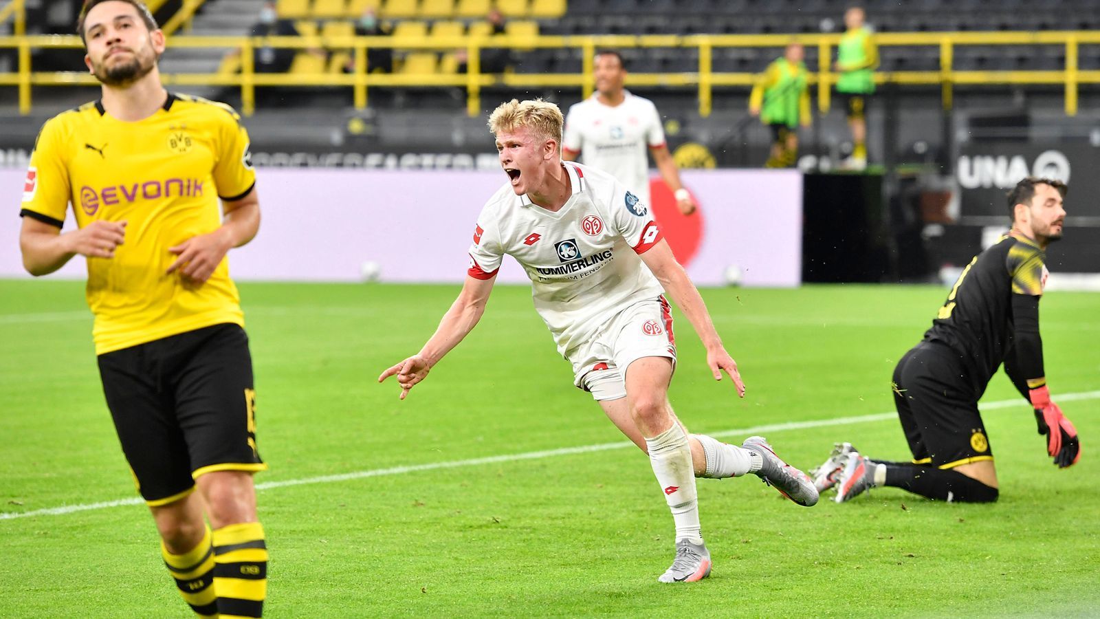 
                <strong>Jonathan Burkardt (1. FSV Mainz 05)</strong><br>
                Der Mainzer Stürmer Jonathan Burkardt ist quasi der Gegenentwurf zu Jakobs, denn der 20-Jährige ist schon in den letzten Jahren in den U-Mannschaften des DFB ein Dauergast gewesen. Von der U15 an kam Burkhardt für alle DFB-Auswahlmannschaften zum Einsatz, ist nun eben auch erstmals in der U21 mit dabei. Der gebürtige Darmstädter kam in der Bundesliga-Saison 2019/20 immerhin zu acht Einsätzen für den FSV, nachdem er sein Debüt in Deutschlands höchster Spielklasse bereits in der Spielzeit 2018/19 gab. Beim 2:0-Sieg der Mainzer in Dortmund, gelang Burkhardt zuletzt am 30. Spieltag sein erstes Bundesliga-Tor im zwölften Einsatz.
              