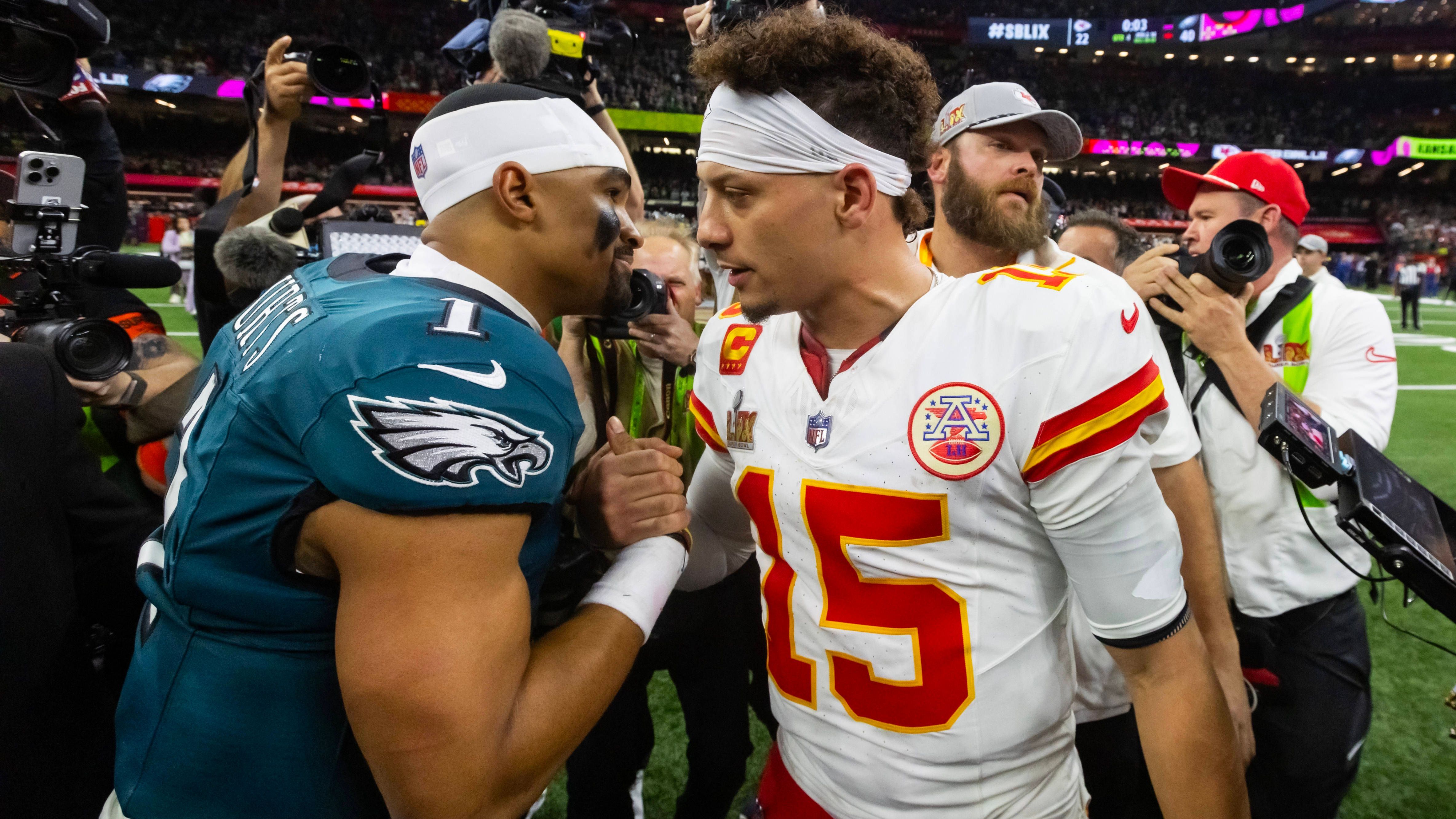 <em><strong>NFL: So liefen die Super-Bowl-Rematches </strong><br>Zehnmal trafen die Super-Bowl-Kontrahenten in der darauffolgenden Regular Season erneut aufeinander. Siebenmal gewann der Super-Bowl-Sieger, dreimal setzte sich der Verlierer durch. In Week 2 der Saison 2025 kommt es wieder dazu: Patrick Mahomes und die Kansas City Chiefs treffen auf Jalen Hurts und die Philadelphia Eagles. <strong>ran</strong> zeigt euch, wie die Super-Bowl-Rematches bislang ausgegangen sind.</em>