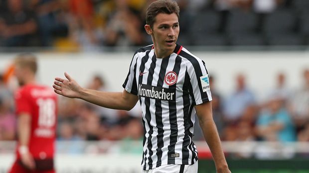 
                <strong>Branimir Hrgota</strong><br>
                Branimir Hrgota: Der schwedische Angreifer entfloh im Sommer dem Reservisten-Dasein in Gladbach, um mit 23 Jahren endlich den Durchbruch in der Bundesliga zu schaffen. Bei der Borussia war Hrgota seit seinem Wechsel 2012 immer nur Ergänzungsspieler. In 69 Bundesliga-Spielen erzielte er sieben Treffer für den letztjährigen Vierten aus Deutschlands Oberhaus. Die Eintracht nahm den Schweden mit Wurzeln in Kroatien und Bosnien bis 2019 unter Vertrag.
              