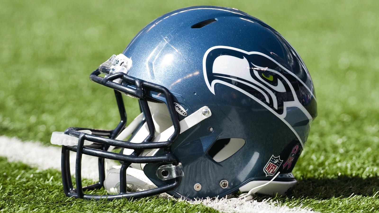 
                <strong>Seattle Seahawks</strong><br>
                Die Seattle Seahawks wurden im Jahre 1976 gegründet. Die Besitzer veranstalteten einen "Name the Team Contest". "Seahawks" (englisch für Fischadler) setzte sich gegen "Skippers", "Pioneers", "Lumberjacks", "Seagulls" und weitere über 1000 Vorschläge durch. Eine tiefere Begründung sucht man vergeblich: Abgesehen von der Nähe zum Wasser hat Seattle keine spezielle Verbindung zu diesen Vögeln.
              