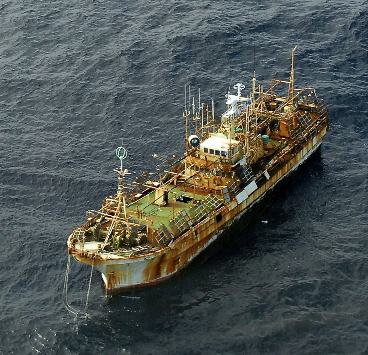 Dass Schiffe auch wieder auftauchen können, beweist die "Ryōun Maru". Das japanische Schiff galt seit dem Tsunami 2011 als vermisst, wurde ein Jahr später von kanadischen Seeaufklärern entdeckt. Das Fischereischiff, das in einem schlechten Zustand, aber weiterhin schwimmfähig war, war mehr als ein Jahr über den Pazifik getrieben. Dann wurde es versenkt.