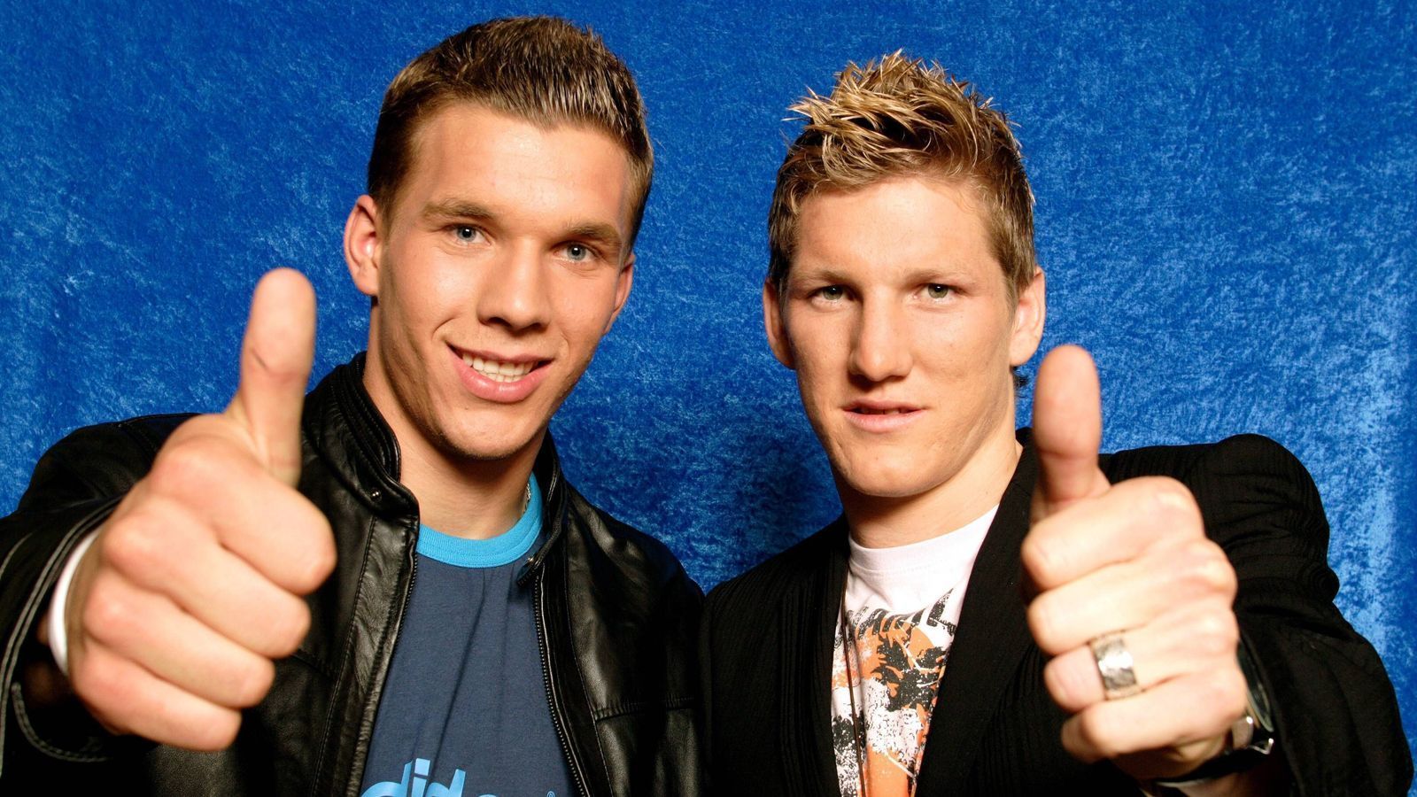 
                <strong>Besondere Freundschaft</strong><br>
                In der Nationalmannschaft trifft Schweinsteiger auf Lukas Podolski. Die beiden Spaßvögel werden als "Schweini und Poldi" zum Symbol der neuen Generation deutscher Fußballer.
              