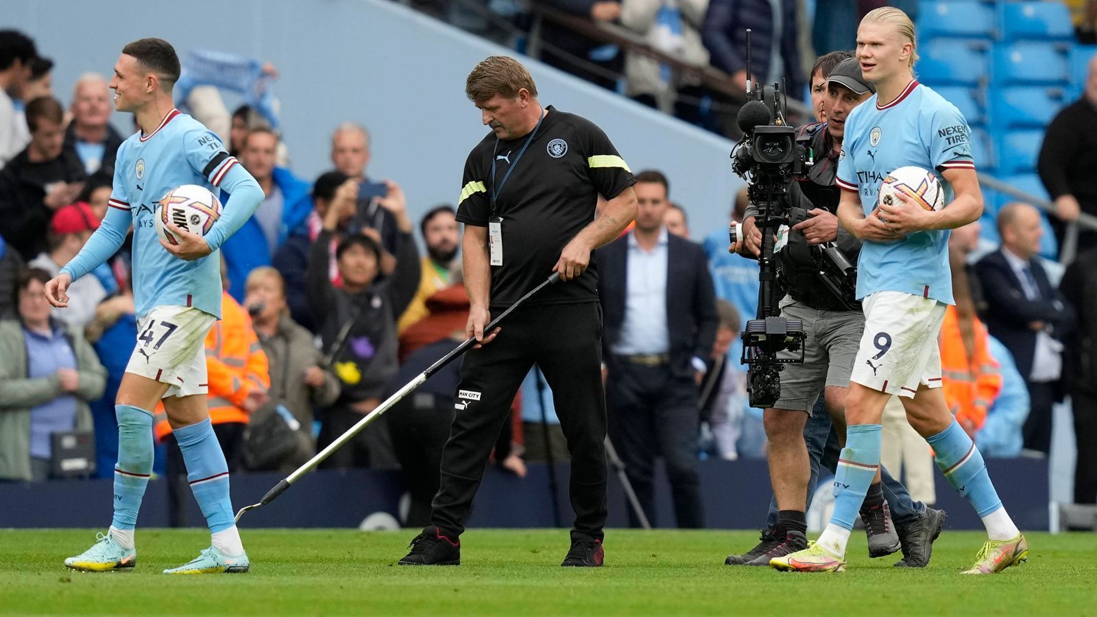 
                <strong>Haaland und Foden in die Geschichtsbücher: Erster Derby-Dreierpack seit 1970 </strong><br>
                Neben Haaland glänzte auch City-Eigengewächs Phil Foden im Derby gegen Manchester United mit einem Dreierpack. Damit konnten sich beide Stars der Citizens in die Derby-Geschichtsbücher eintragen. Zuletzt gelang im Dezember 1970 mit Francis Lee einem City-Spieler in einem Derby ein Dreierpack gegen die "Red Devils". Insgesamt sind es mit Lee, Foden und Haaland nur vier City-Spieler, die im Derby drei Mal treffen konnten. Als Erstem gelang dieses Kunststück Horace Barnes im Jahr 1921.
              