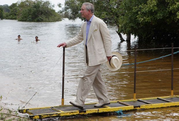 
                <strong>Prinz Charles im Amazonas</strong><br>
                ... oder wie hier Prinz Charles die hiesigen Überquerungsmöglichkeiten des Flusses nutzen
              