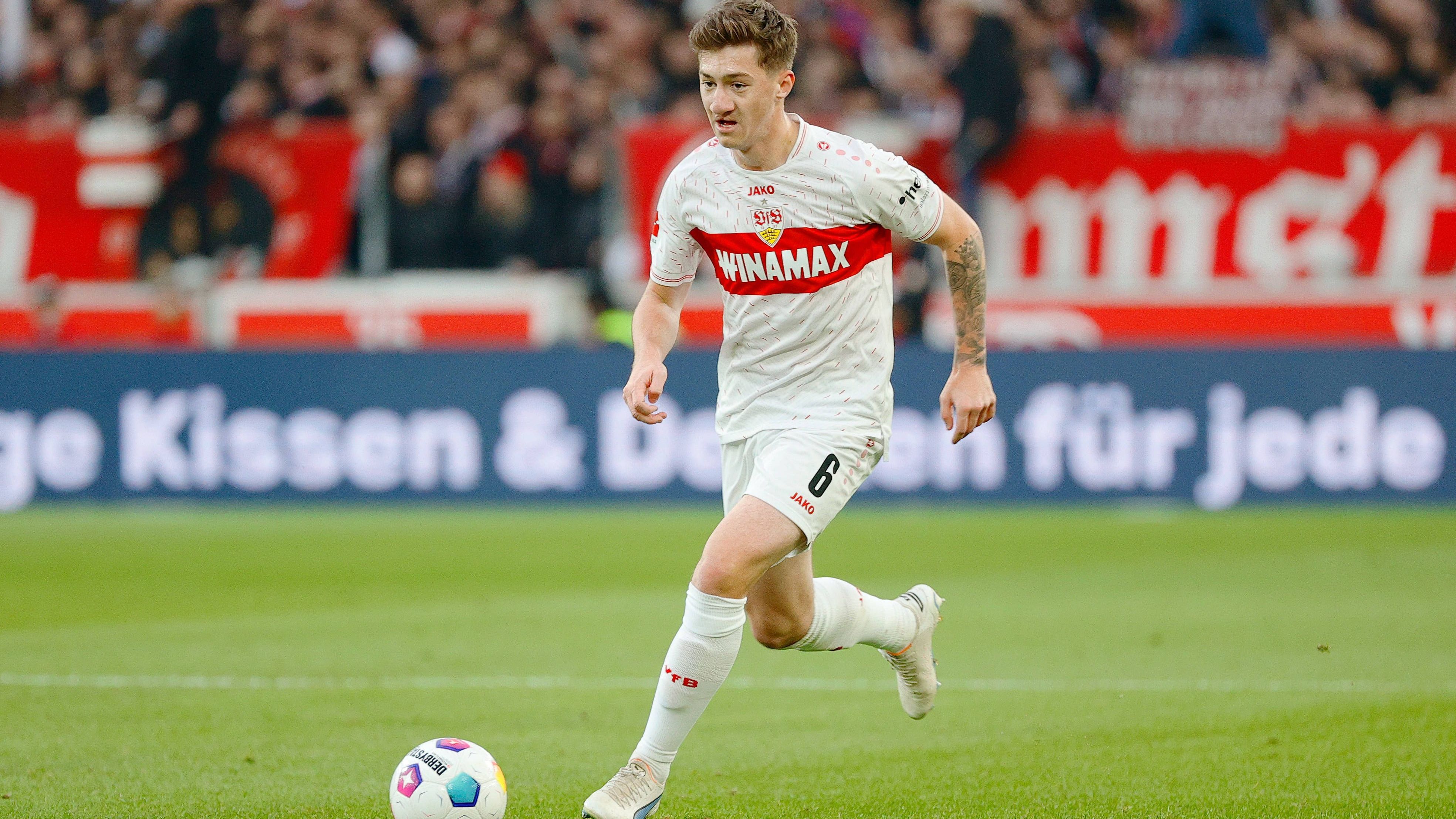 <strong>Top: Angelo Stiller (VfB Stuttgart)</strong><br>Mit dem Abschied von Kapitän und Fanliebling Wataru Endo schien ein riesiges Loch im Mittelfeldzentrum des VfB Stuttgart zu klaffen. Doch Angelo Stiller hat dieses in Windeseile gefüllt. Als nimmermüder Antreiber macht er nicht nur den Japaner vergessen, sondern sorgt auch mit für den noch immer irreal wirkenden Höhenflug der Schwaben.&nbsp;