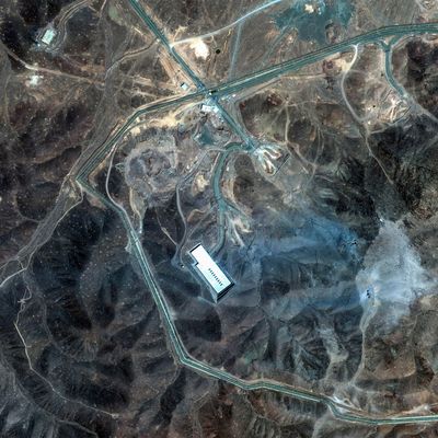 Iran, Fordo: Die Satellitenbilder zeigen die Anreicherungsanlage Fordo im Iran vor den US-Angriffen am 20. Juni 2025 (links) und nach den Angriffen am 22. Juni 2025 (rechts).