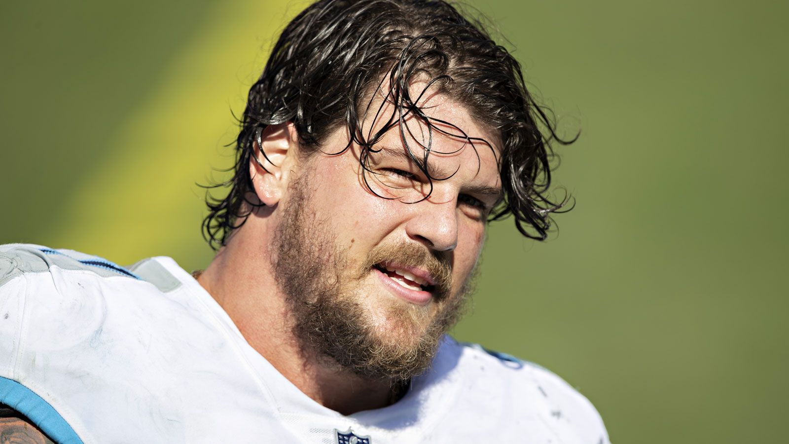 
                <strong>Taylor Lewan (Tennessee Titans)</strong><br>
                Der hart erkämpfte 42:36-Overtime-Sieg der Tennessee Titans über die Houston Texans war sehr wahrscheinlich die letzte Partie für Taylor Lewan in dieser Saison. Der Tackle musste das Feld im dritten Viertel mit einer Knieverletzung verlassen. Es besteht die Befürchtung, dass das Kreuzband in Mitleidenschaft gezogen wurde. Sein Ausfall würde das Team aus Nashville besonders schmerzen: Seit er 2018 einen 80 Millionen US-Dollar schweren Fünfjahresvertrag unterschrieben hat, ist der dreimalige Pro Bowler der Bestverdiener unter den O-Linern.
              