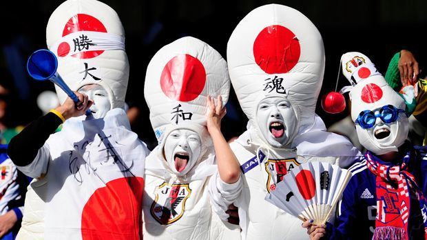 
                <strong>Japan vs. Kamerun (Weltmeisterschaft 2010)</strong><br>
                Japan vs. Kamerun (Weltmeisterschaft 2010): Also über die Unterstützung der Fans während der Weltmeisterschaft in Südafrika konnten sich die Japaner nicht beschweren.
              