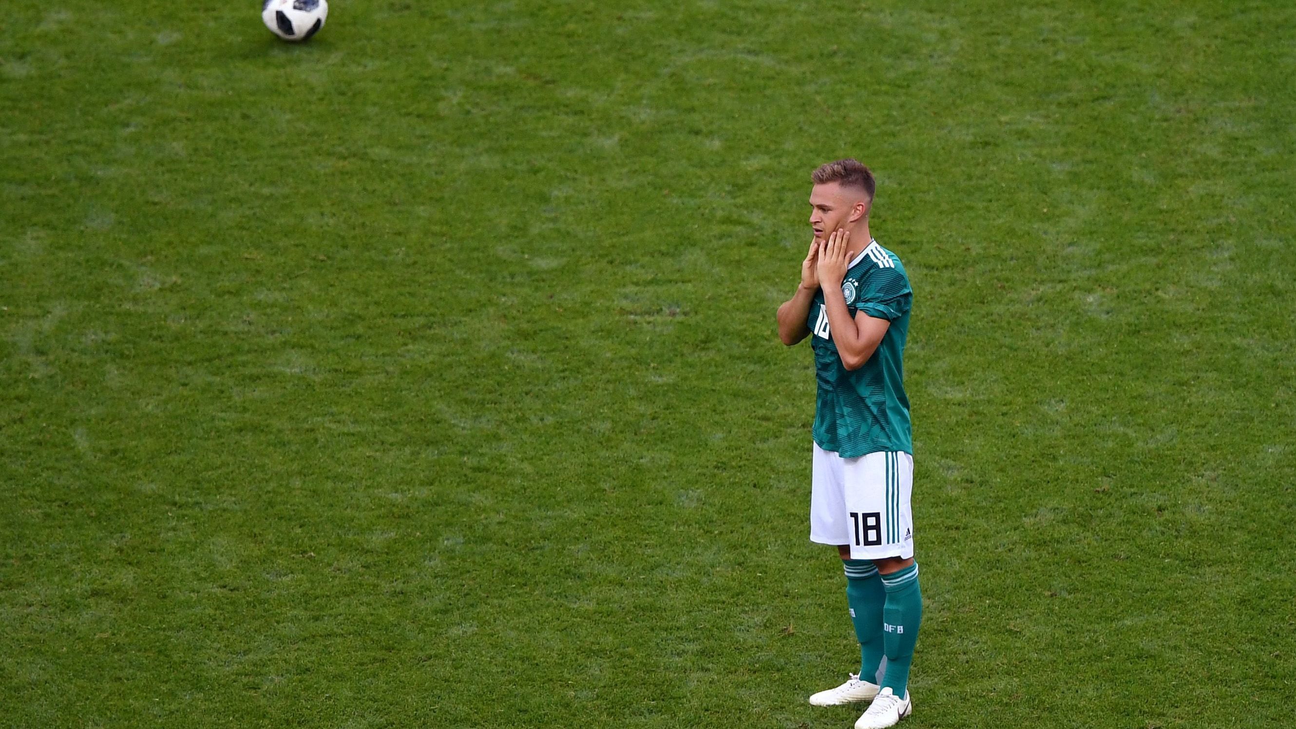 <strong>WM 2018: Vorrunden-Aus mit Rechtsverteidiger Kimmich<br></strong>Bei der WM 2018 in Russland konnte Kimmich als Rechtsverteidiger nicht an seine starke Saison mit den Bayern anknüpfen, das DFB-Team schied völlig überraschend und desolat bereits in der Vorrunde aus. Das lag aber bei weitem nicht nur an Kimmich.