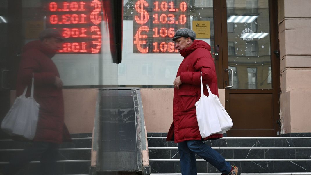 Die russische Wirtschaft hat zu kämpfen - der Rubel verliert mehr Wert als erwartet.