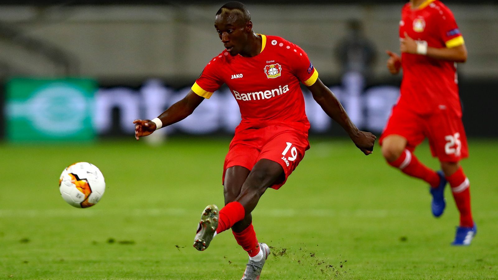 
                <strong>Moussa Diaby (heute Bayer Leverkusen)</strong><br>
                Ähnlich wie Augustin, so war auch der heutige Leverkusener Moussa Diaby für eine kurze Zeit zumindest im PSG-Profikader dabei. In der Saison 2018/19 durfte der 21-Jährige 34 Mal ran, doch auf lange Sicht schien ihm die Perspektive zu fehlen. "Ich hätte geduldig sein können. Aber ich habe nicht gezögert", sagte Diaby bei "L'Equipe" rückblickend auf den Zeitpunkt, als er das Angebot aus Leverkusen erhielt. Dennoch träumt der Außenbahnspieler von einer späteren Rückkehr zu PSG: "Als gestandener Spieler zurückzukommen, ist für mich immer im Hinterkopf. Ich sage mir: Warum nicht?" In seiner ersten Saison kam Diaby für Bayer zu 39 Pflichtspielen mit je acht Toren bzw. Vorlagen. 
              