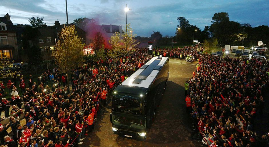 
                <strong>Liverpool Bus</strong><br>
                Die Liverpooler Fans feiern ihre Mannschaft bei der Ankunft des Teambusses. Bei einem Sieg mit drei Toren Unterschied könnten die "Reds" Manchester City von der Tabellenspitze verdrängen.
              