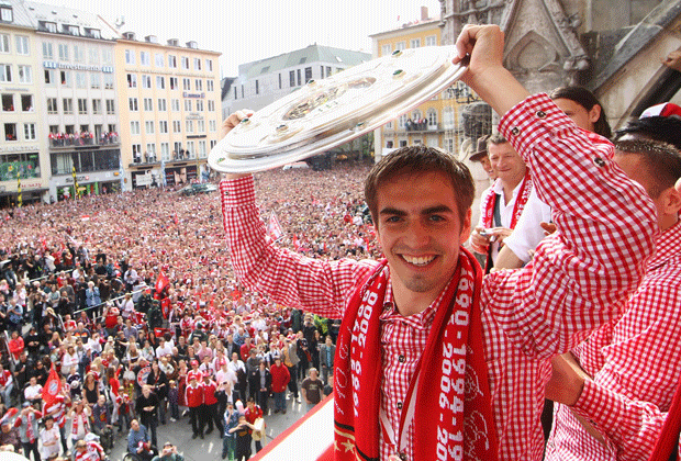 
                <strong>Philipp Lahm</strong><br>
                Bayern-Kapitän Philipp Lahm hatte bislang fünf Mal das Vergnügen, am Marienplatz die Schale hochzuhalten - am kommenden Sonntag wird es das sechste Mal sein.
              