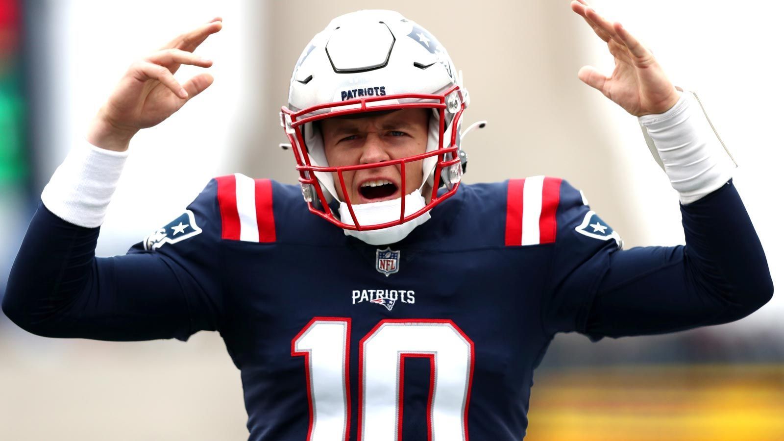 <strong>Platz 23:&nbsp;Mac Jones</strong><br>Mac Jones begann stark. Gleich in seiner Rookie-Saison schaffte es der Erbe von Tom Brady bei den New England Patriots in den Pro Bowl. Über die Folgejahre zeigte Jones eine Rückentwicklung. Den 24 Touchdown-Pässen stehen ganze 23 Interceptions gegenüber. Die Patriots zogen diese Off-Season die Reißleine und tradeten Jones in seine Heimatstadt Jacksonville zu den Jaguars.