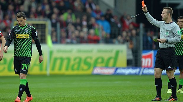 
                <strong>19.04.2014: Freiburg vs. Gladbach - Gelb-Rot</strong><br>
                Den Auftakt seiner irren Serie an Platzverweisen gab der Schweizer im April 2014 gegen Freiburg. Nach einem Foul an Felix Klaus musste er den Platz verlassen und gab sich hinterher als schlechter Verlierer. "Wenn man da Gelb-Rot gibt, hat der Schiedsrichter in der Bundesliga nichts zu suchen. Er sollte da nicht mehr pfeifen", wütete Xhaka nach dem Spiel gegen den Unparteiischen Peter Gagelmann. 
              