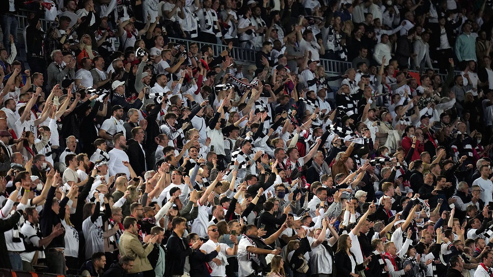 
                <strong>The Times (England) </strong><br>
                "Barca stürzt aus der Europa League, Eintracht Frankfurt gelingt ein Schock-Sieg. Inspiriert von der unglaublichen Menge von 20.000 reisenden Fans hat Frankfurt die Katalanen übertrumpft."
              