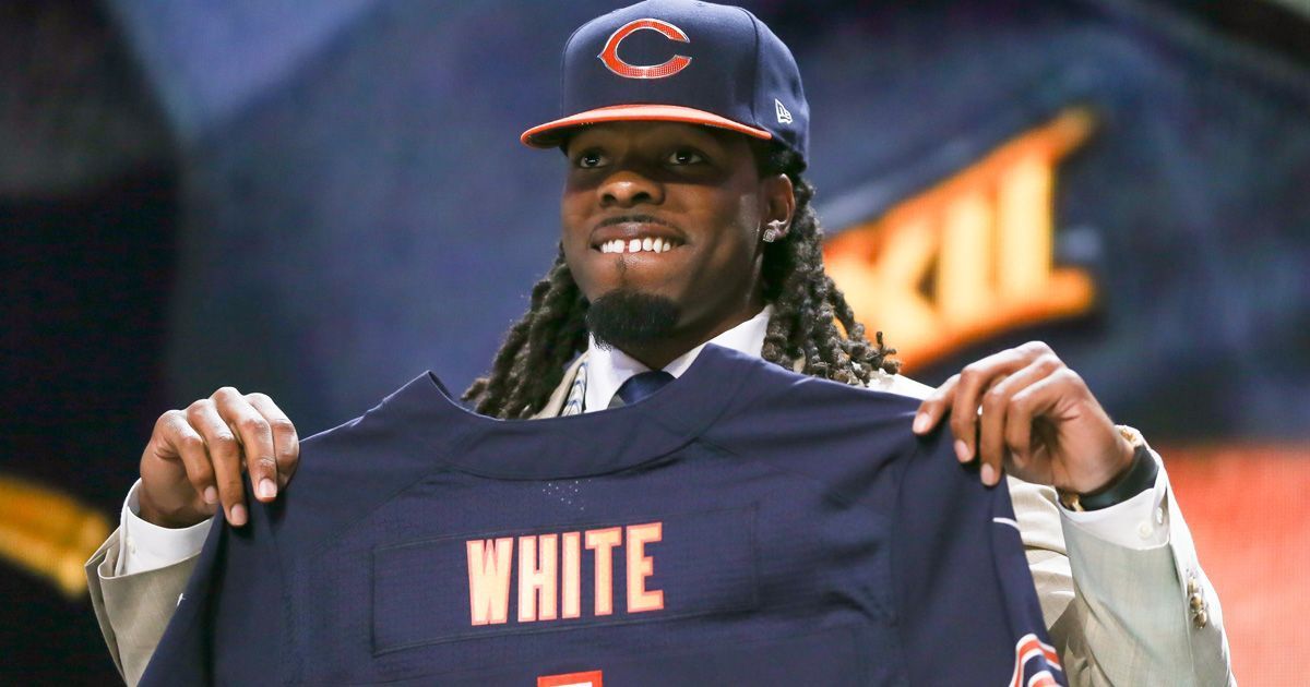 
                <strong>Chicago Bears: Kevin White (Wide Receiver, 7. Pick 2015)</strong><br>
                Kevin White ist ein trauriges Beispiel dafür, wie sehr Verletzungen eine Karriere beeinflussen können. Der 7. Pick im 2015er Draft absolvierte in vier Jahren nur 14 Spiele für die Bears. Dabei fing White nur 25 Bälle für 285 Yards. Die Bears verzichteten auf eine Vertragsverlängerung, daher schloss sich White 2019 den Cardinals an. Doch dort wurde der Receiver wegen einer weiteren Verletzung noch vor der Saison entlassen. Die Saison 2020 verbrachte White dann durchgehend im Practice Squad der San Francisco 49ers. Was für ein Abstieg.
              