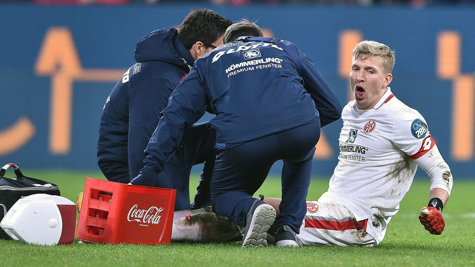 
                <strong>Robin Zentner (1. FSV Mainz 05)</strong><br>
                Der Mainzer Torhüter Robin Zentner ging eigentlich als Nummer 2 in die Saison 2019/20. Doch vom vierten Spieltag an rückte der 25-Jährige wieder statt Talent Florian Müller zwischen die Pfosten. Diese Konstellation blieb so, bis sich Zentner im März 2020, beim 1:1-Unentschieden gegen Düsseldorf, das Kreuzband riss und seitdem ausfällt. So kann der 1,95-Meter-Hüne nach den vorherigen 22 Saison-Einsätzen seinen Kollegen im Abstiegskampf nur von außen die Daumen drücken. 
              