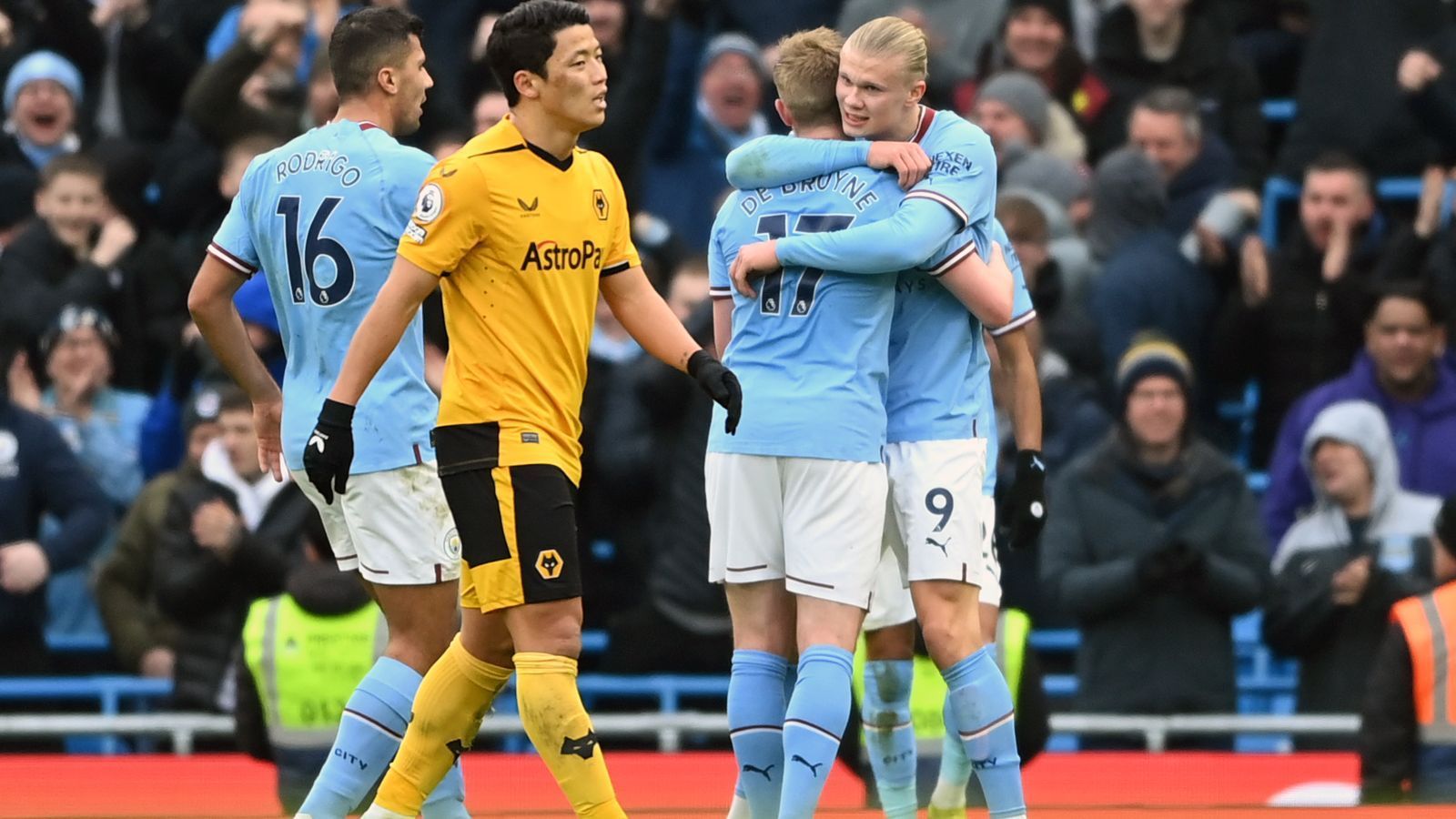 
                <strong>Vierter Dreierpack in nur 19 Spielen </strong><br>
                Erling Haaland hat der Premier League in seinem ersten Halbjahr bei Manchester City zahlenmäßig schon seinen Stempel aufgedrückt. In seiner 19. Partie in Englands Fußball-Oberhaus erzielte der Norweger gegen Wolverhampton bereits den vierten Dreierpack und besorgte damit den 3:0-Sieg der Citizens fast im Alleingang. Zum Vergleich: Bislang war der frühere Manchester-United-Stürmer Ruud van Nistelrooy der schnellste Spieler, der vier Dreierpacks in der Premier League erzielte. Der Niederländer benötigte dafür allerdings 65 Einsätze, Haaland gerade einmal 19.
              