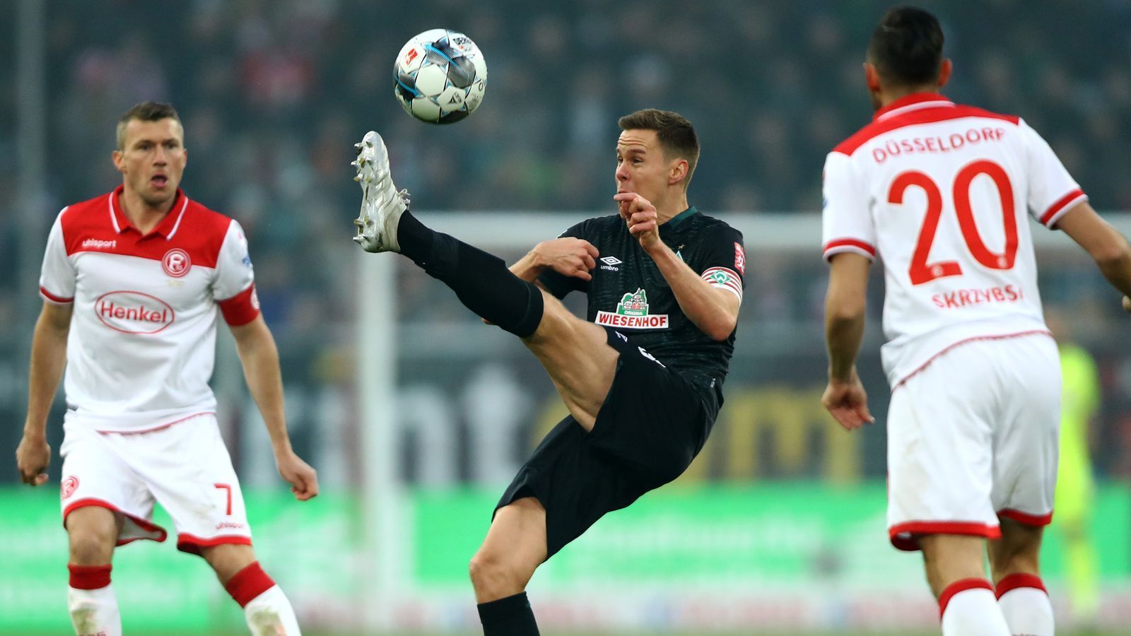
                <strong>Zwischen Champions League und Abstiegskampf: Die Szenarien am 34. Spieltag der Bundesliga </strong><br>
                Auch wenn das Rennen um die Meisterschale schon entschieden ist, bietet der letzte Spieltag der Bundesliga noch genügend Spannung. Während Borussia Mönchengladbach und Bayer Leverkusen um den Einzug in die Champions League kämpfen, geht es am anderen Ende der Tabelle ums Überleben in der Bundesliga. Werder Bremen will das Unmögliche mögliche machen und sich noch auf den Relegationsrang retten, während Fortuna Düsseldorf genau das verhindern möchte. ran.de stellt Euch die Ausgangspositionen und möglichen Szenarien vor dem Showdown am Samstag vor.
              