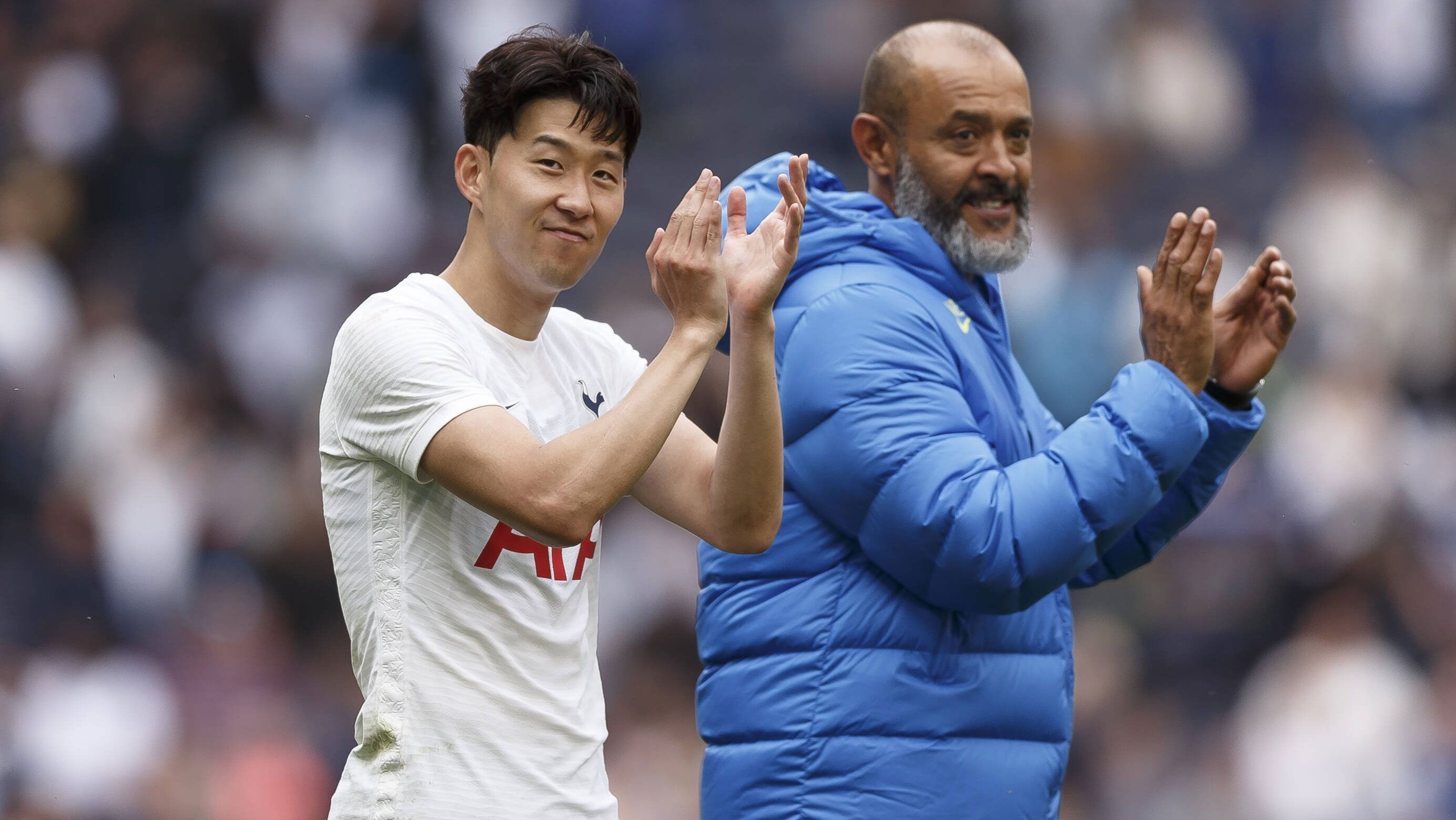 
                <strong>Tottenham Hotspur</strong><br>
                Vor allem im Angriff ist der Spurs-Kader stark besetzt, unabhängig von Kane - Heung-Min Son, Lucas Moura oder auch Steven Bergwijn verfügen über eine hohe Qualität. Im Vergleich zu den anderen Spitzenteams sind die Londoner in der Breite aber nicht so gut aufgestellt, vor allem in der Defensive mangelt es an Alternativen. "Wir befinden uns noch im Entwicklungsprozess, werden von Tag zu Tag besser. Ehrlicherweise war es noch nicht das, was ich erwartet habe und wo wir hinwollen: Ein gutes, kompaktes Team zu sein", wurde Santo nach dem abschließenden 1:0-Testspielsieg über den FC Arsenal auf der Vereinswebsite zitiert. ran-Tipp: Tottenham erwartet eine schwere Saison und landet auf dem siebten Platz.
              