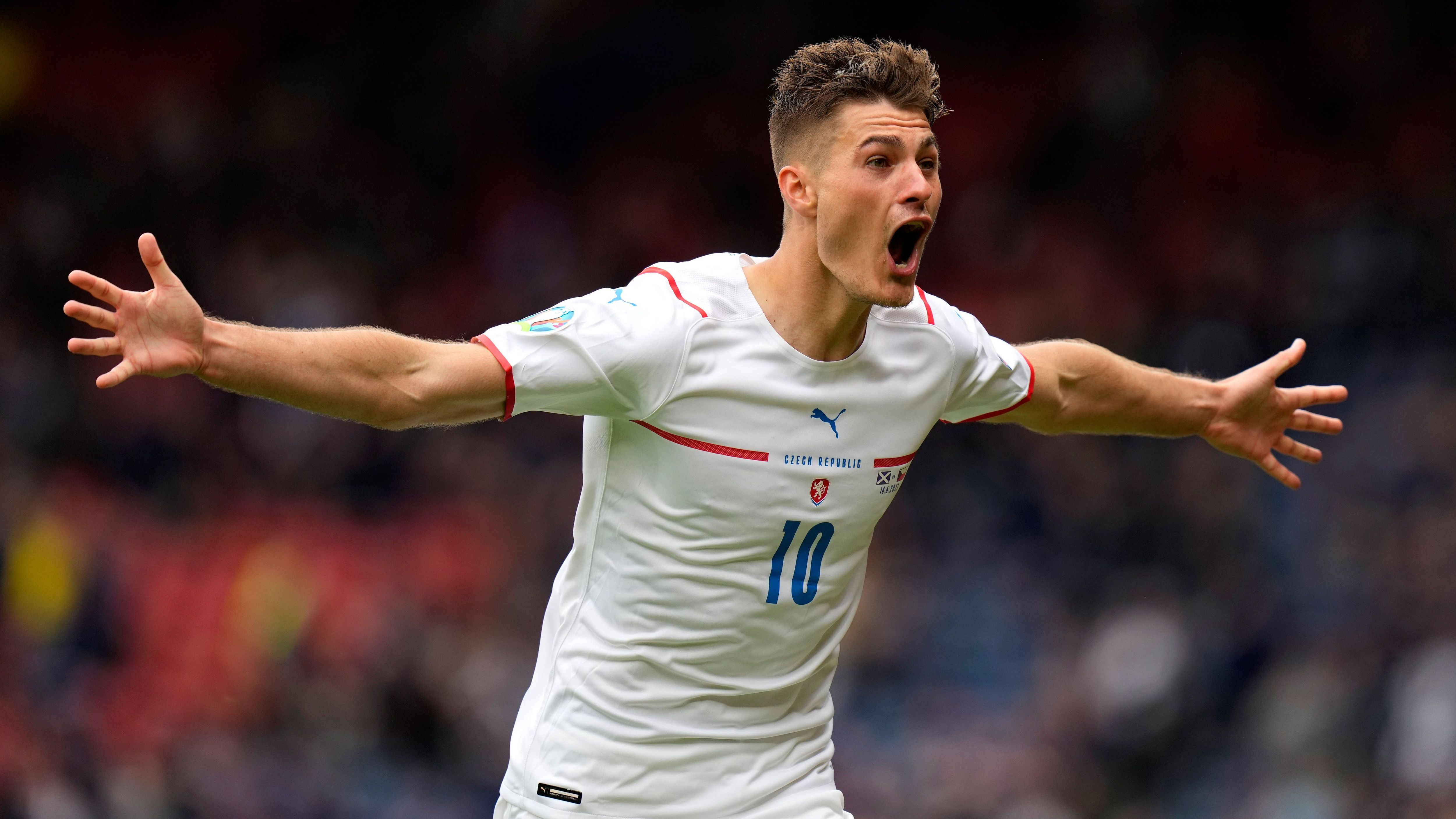 
                <strong>Weit, weiter, Patrik Schick: Ein 45 Meter langer Rekord</strong><br>
                Der Treffer des Leverkuseners im Auftaktspiel der Tschechen gegen Schottland ist eines der schönsten Tore der EM-Geschichte. Aus 45,5 Metern schießt Schick den Ball in das verwaiste Tor der Schotten, Torwart David Marshall kann das Unglück nicht mehr verhindern. Noch nie konnte bei einer Europameisterschaft ein Tor aus größerer Distanz erzielt werden. 
              