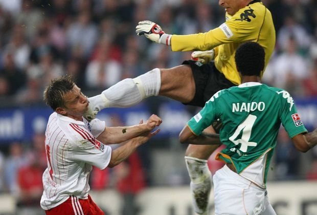 
                <strong>Tim Wiese vs. Ivica Olic</strong><br>
                Da staunte Naldo (r.) nicht schlecht, als er seinen Torwart Tim Wiese (M.) in Aktion sah. Ivica Olic (l.) bekam die Kampfsport-Künste des ehemaligen Nationaltorwarts hautnah zu Gesicht. Ob wir sie auch bald im Ring begutachten können? Richtig, Wiese durfte weiterspielen.
              