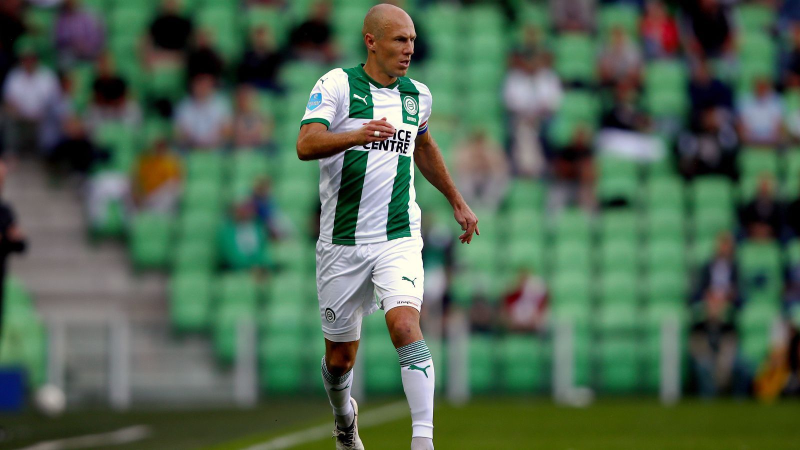 
                <strong>Arjen Robben (zuletzt beim FC Groningen)</strong><br>
                Ist das Karriereende von Arjen Robben nun endgültig oder nicht? Diese Frage darf man sich stellen, denn schon 2019 gab der damalige Bayern-Star erstmals seinen Rücktritt bekannt. Nur ein Jahr später wagte der Flügelflitzer aber ein Comeback bei seinem Jugendklub FC Groningen. Aufgrund von Verletzungen kam der 37-Jährige aber letztlich in der Saison 2020/21 nur zu sieben Saisoneinsätzen. Nun soll aber tatsächlich Schluss für den Vize-Weltmeister von 2010 sein. "Ich habe mich mit viel Energie und Enthusiasmus in dieses Abenteuer gestürzt", erklärte Robben in einem Statement auf Twitter, "ich hatte nur relativ schnell mit körperlichen Rückschlägen zu kämpfen. (...) Wenn ich auf die letzte Saison zurückblicke, muss ich ehrlich sagen, dass die Anzahl der Spielminuten enttäuschend war."
              